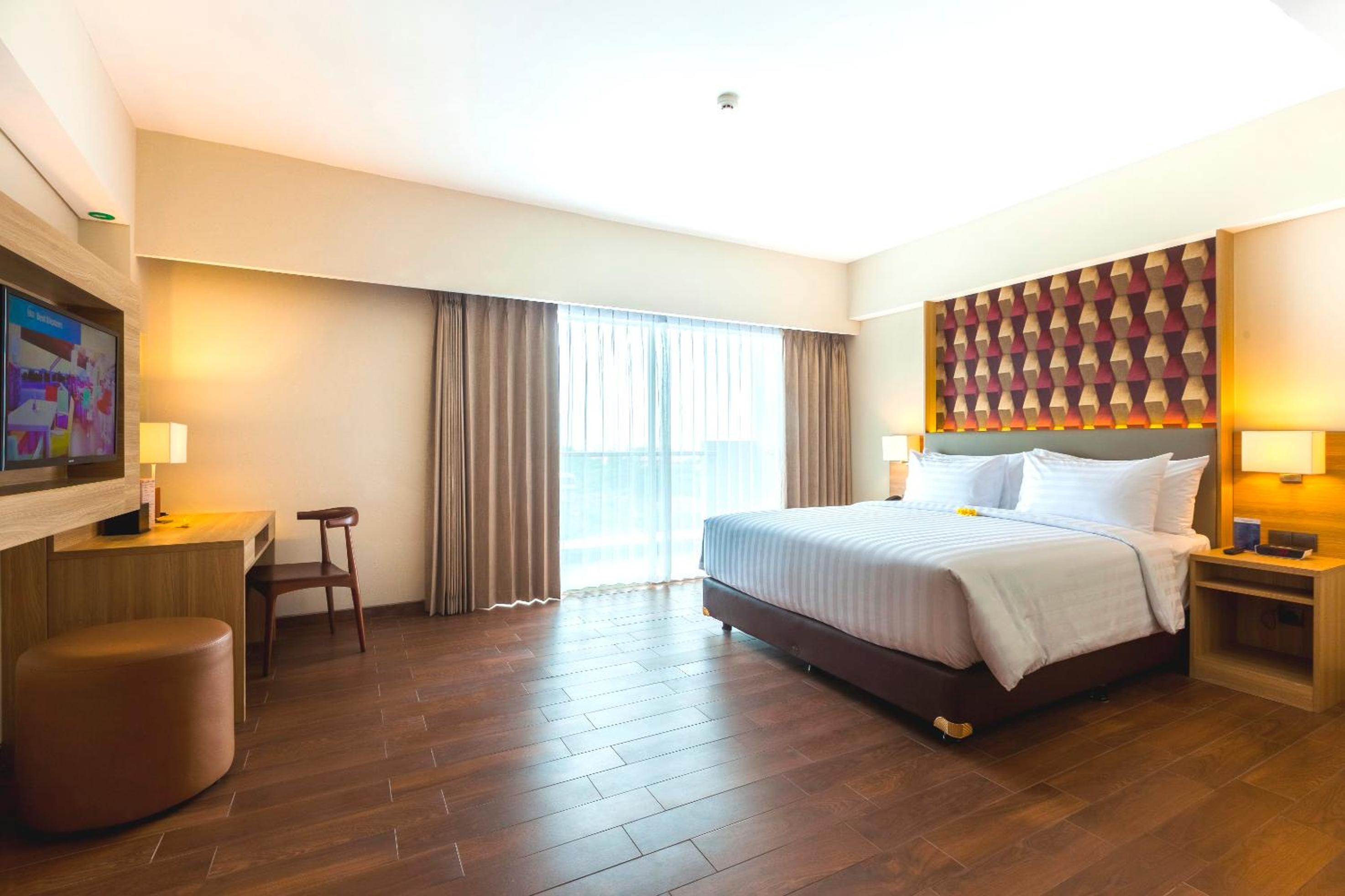 Executive Queen Room with Balcony and Shower - Smoking