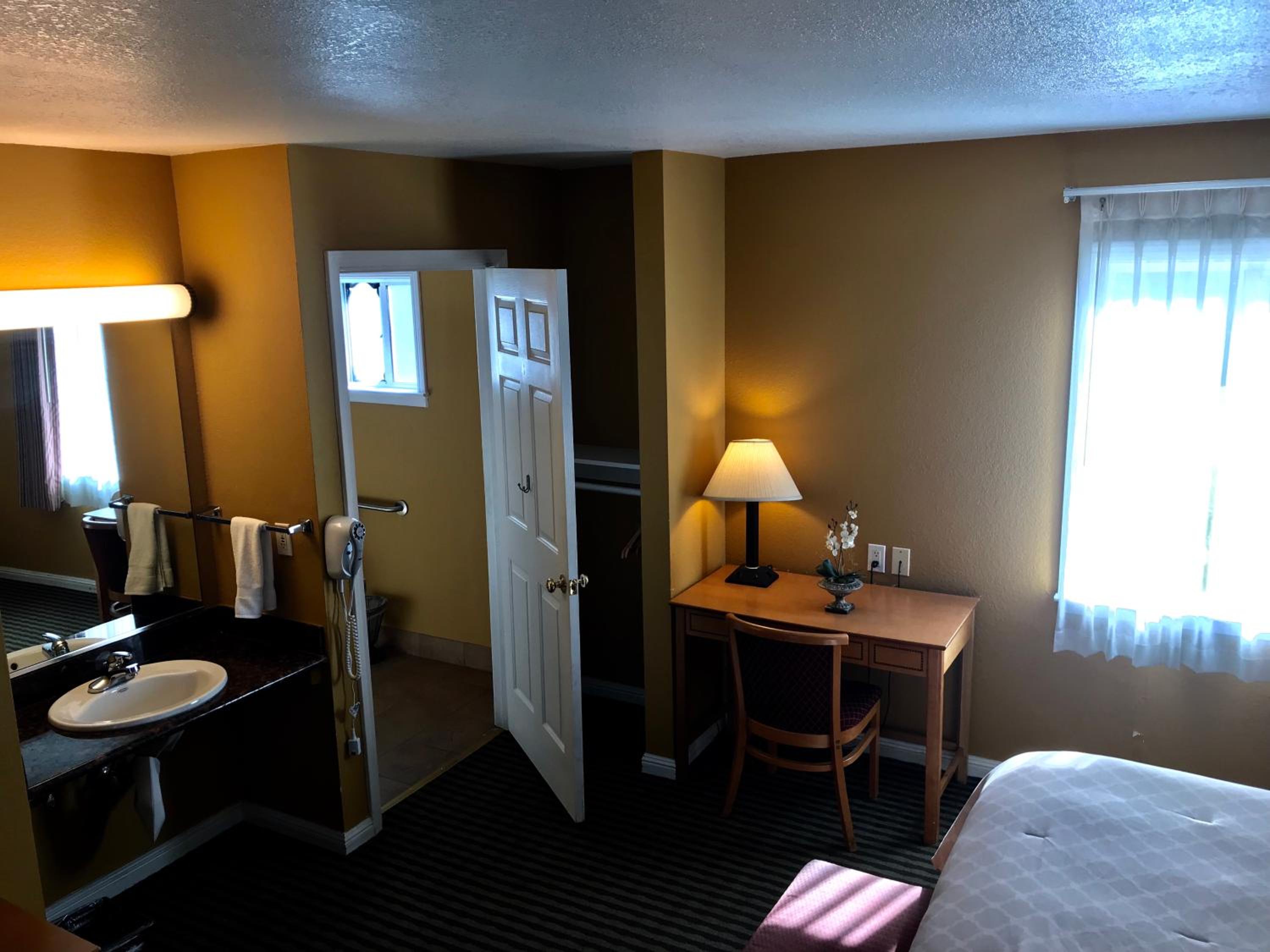 Queen Room - Photo 11