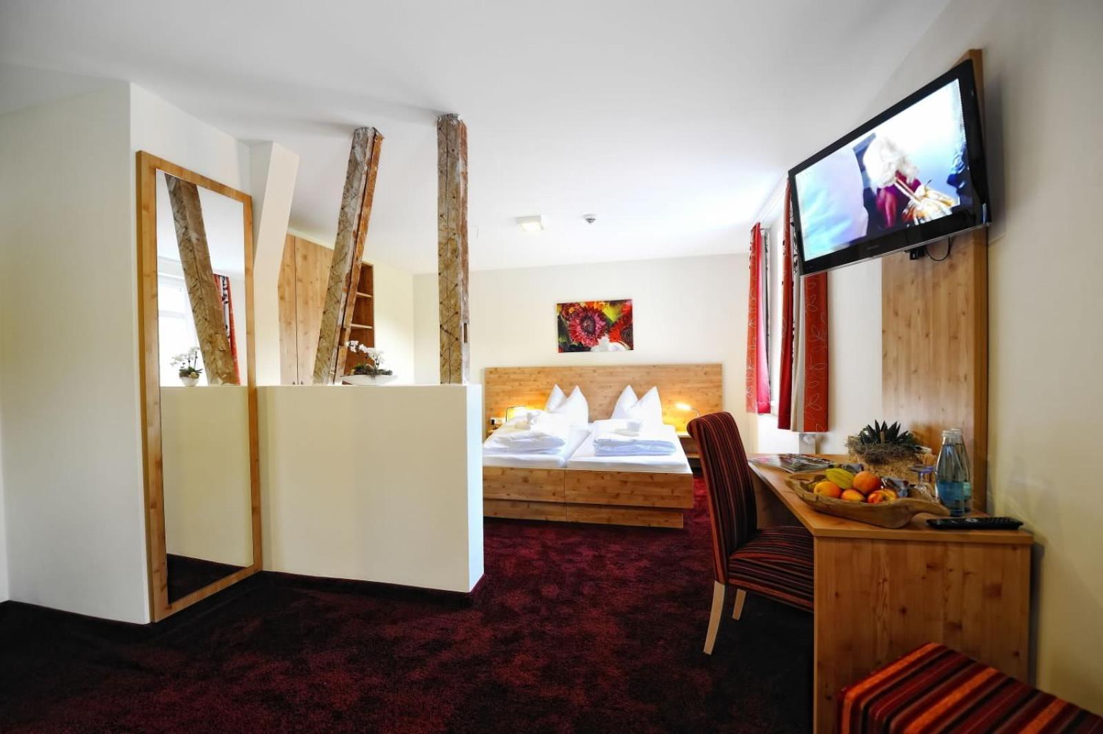 Suite - Photo 1