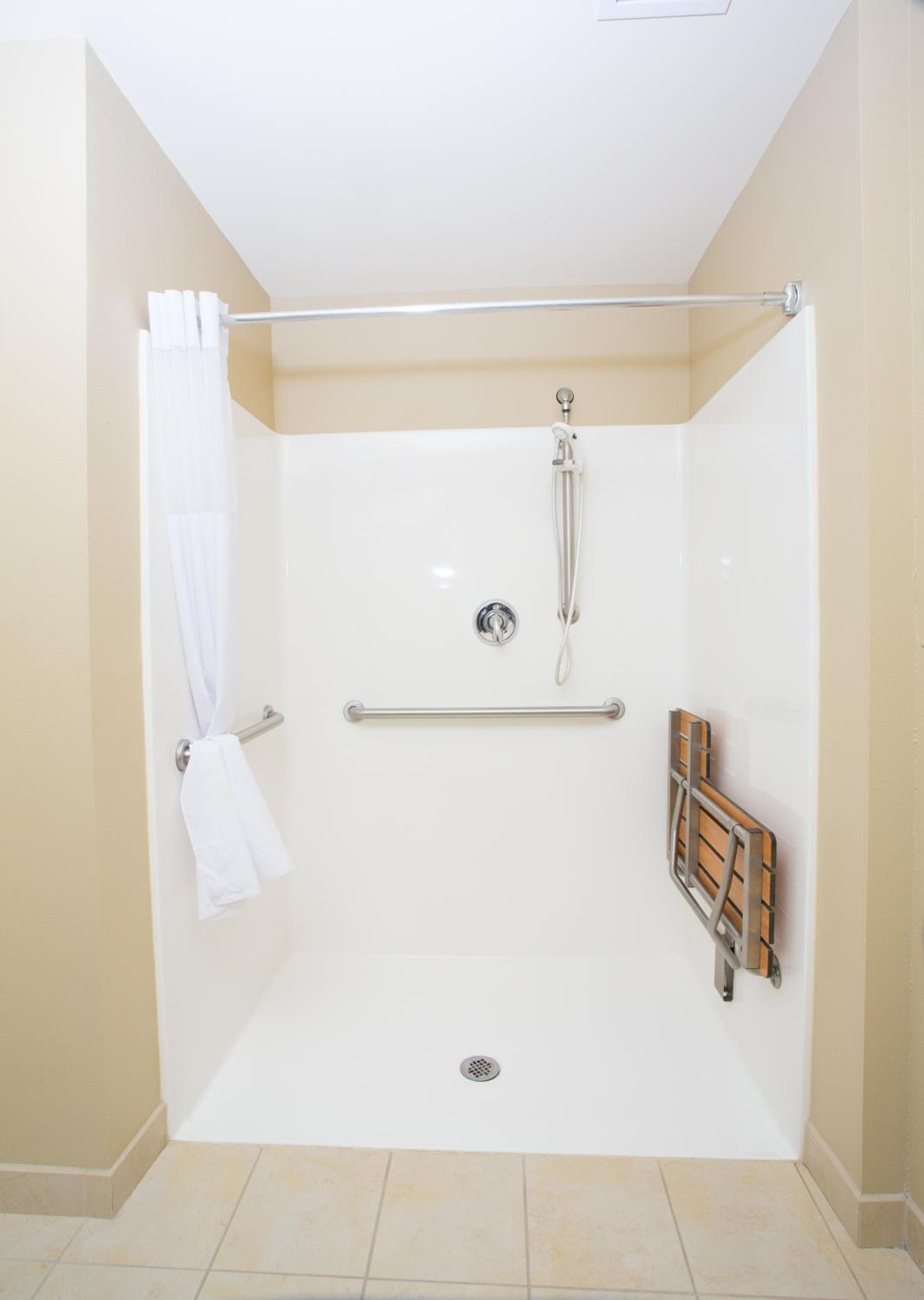 Queen Room with Two Queen Beds - Disability Access - Photo 4