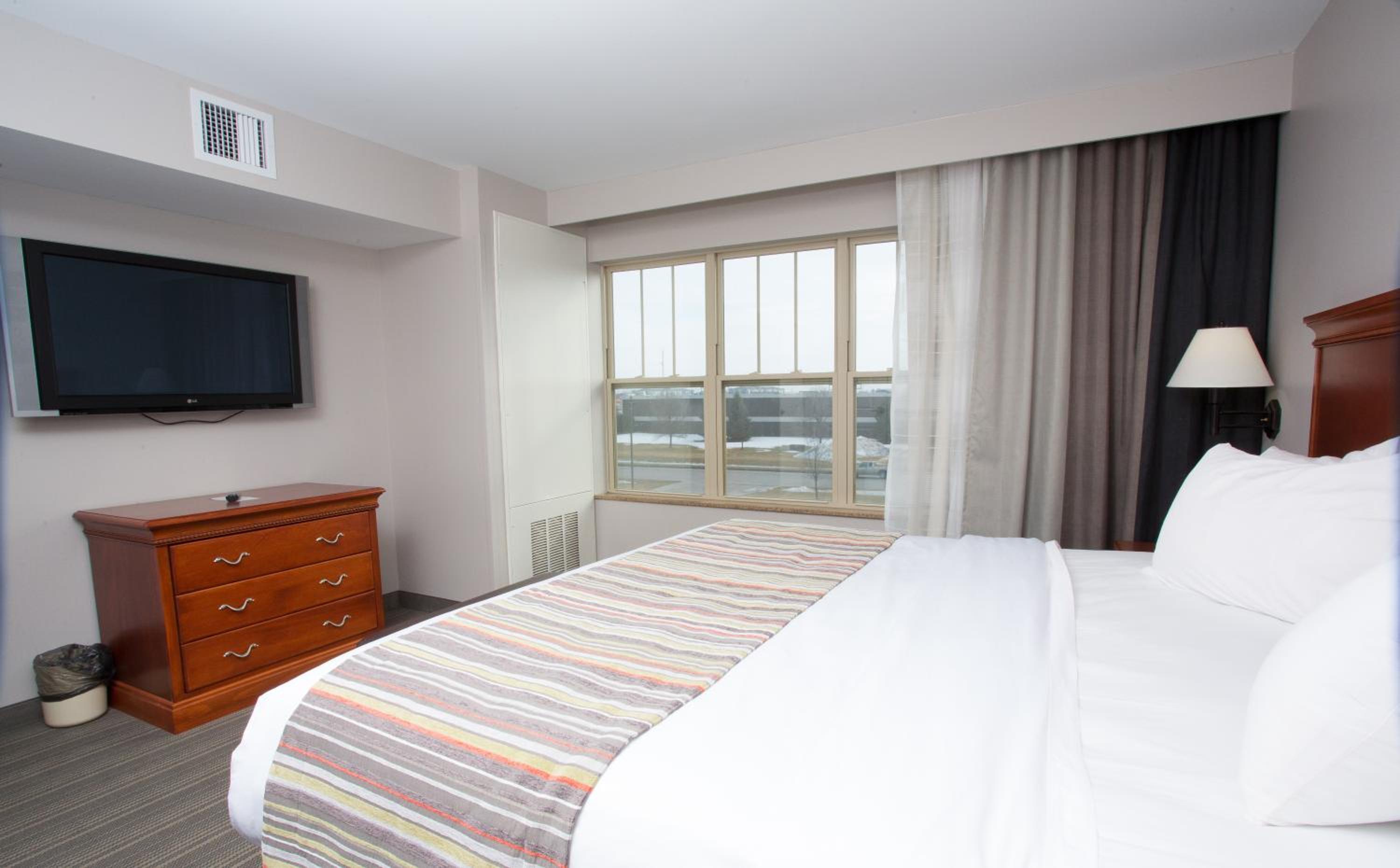 One Bedroom King Bed - Non-Smoking - Photo 6