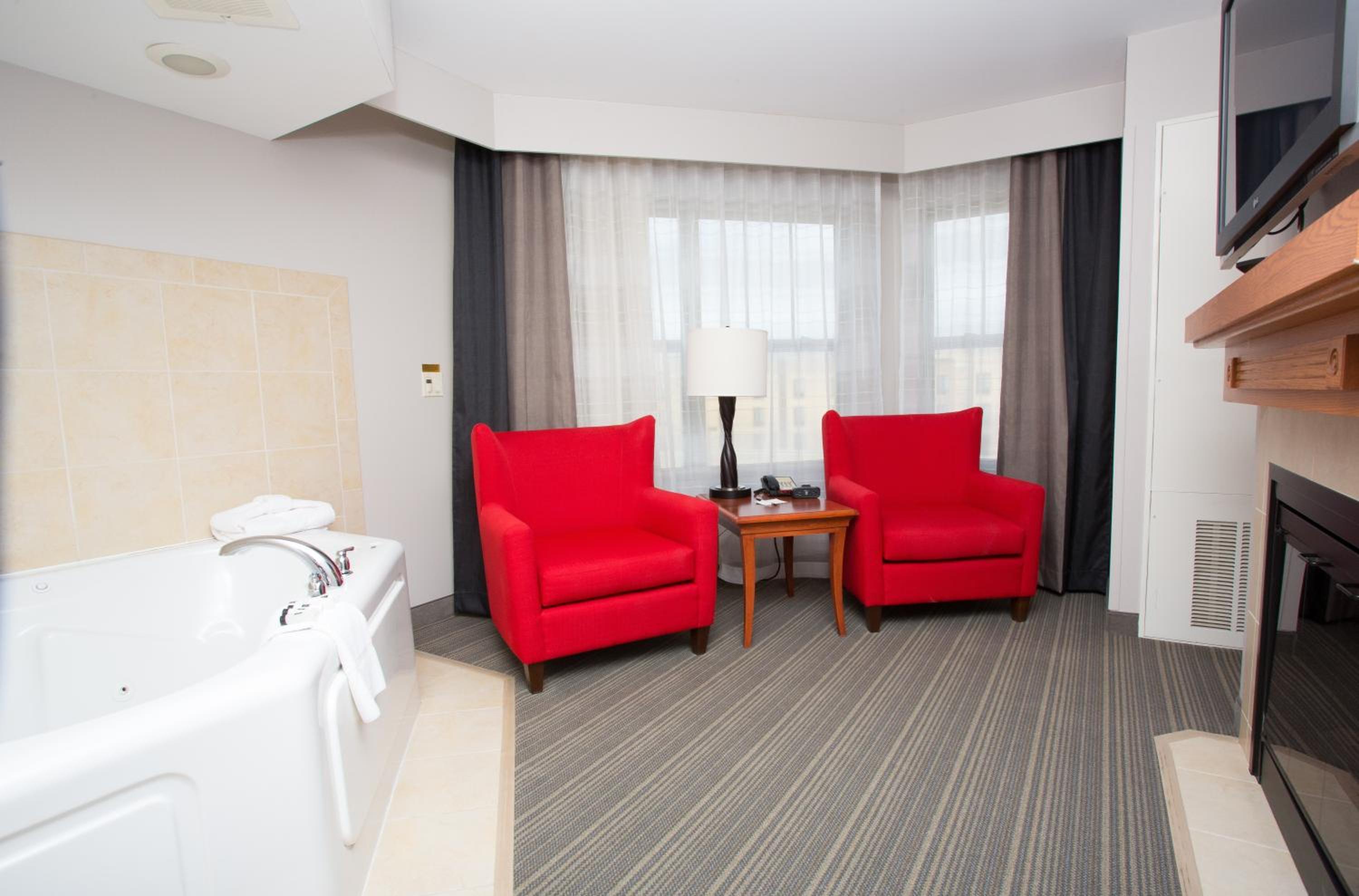 King Suite with Whirlpool and Fireplace - Non-Smoking - Photo 1