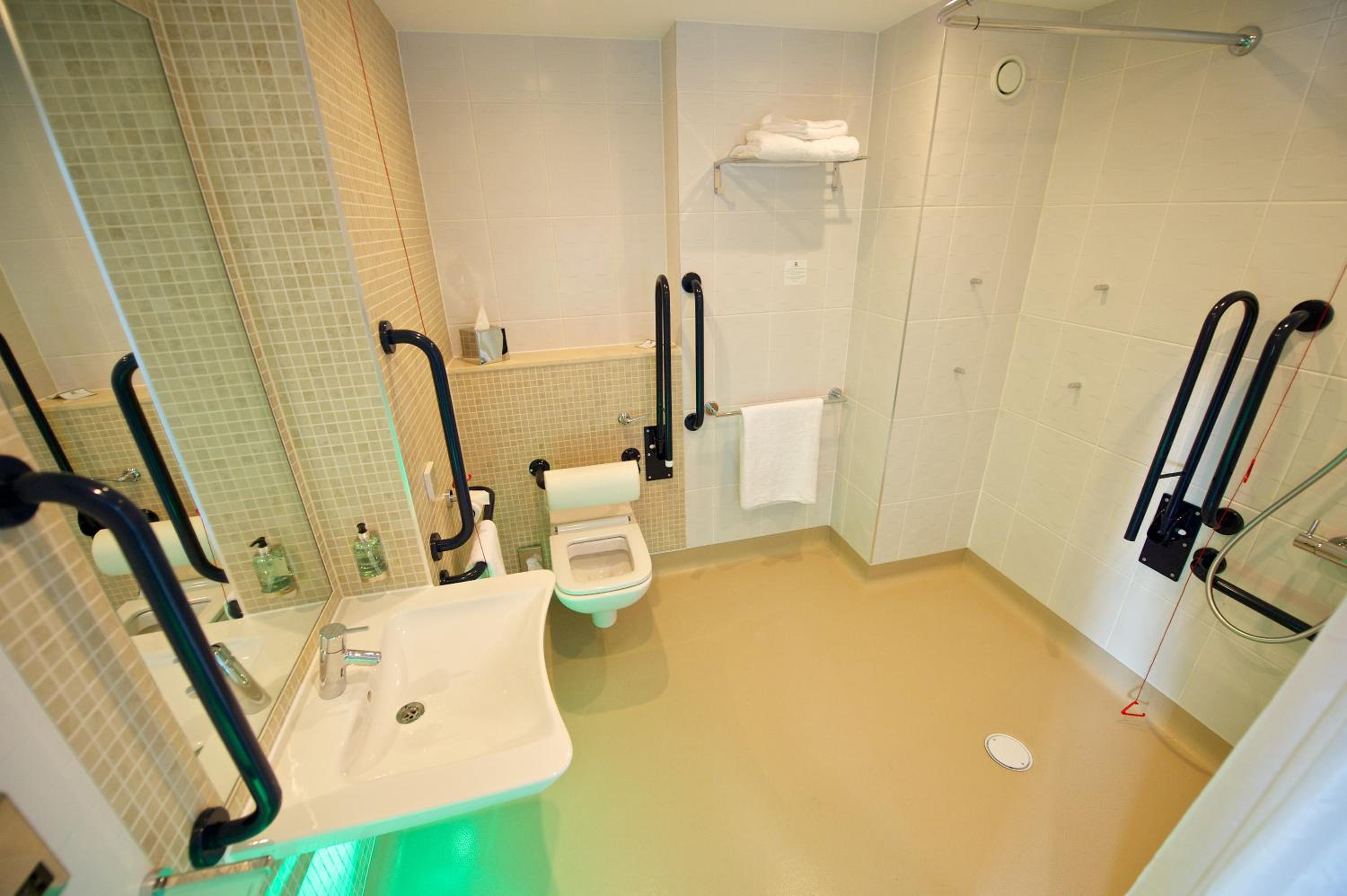 Premium King Room - Disability Access - Photo 2
