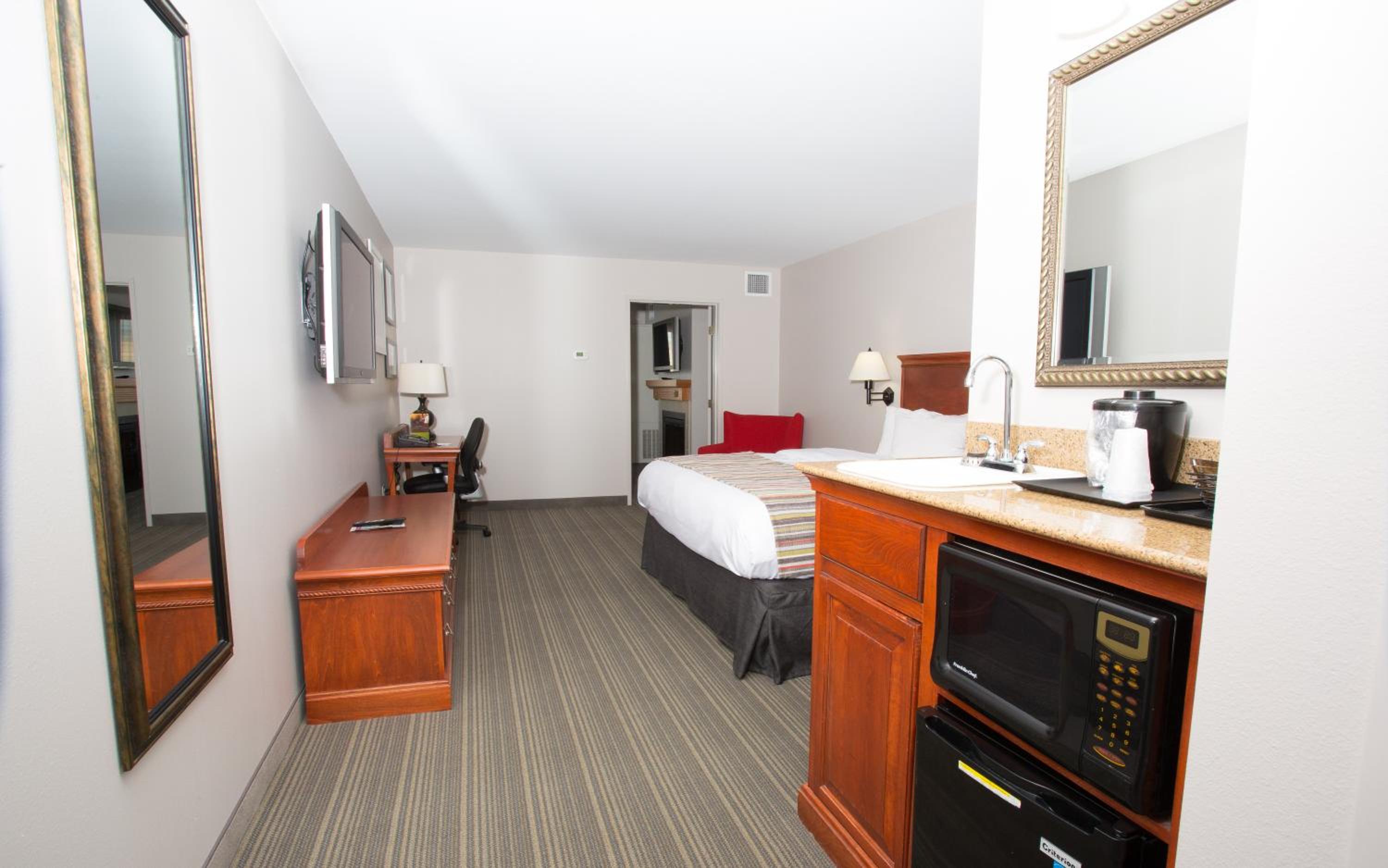 King Suite with Whirlpool and Fireplace - Non-Smoking - Photo 2