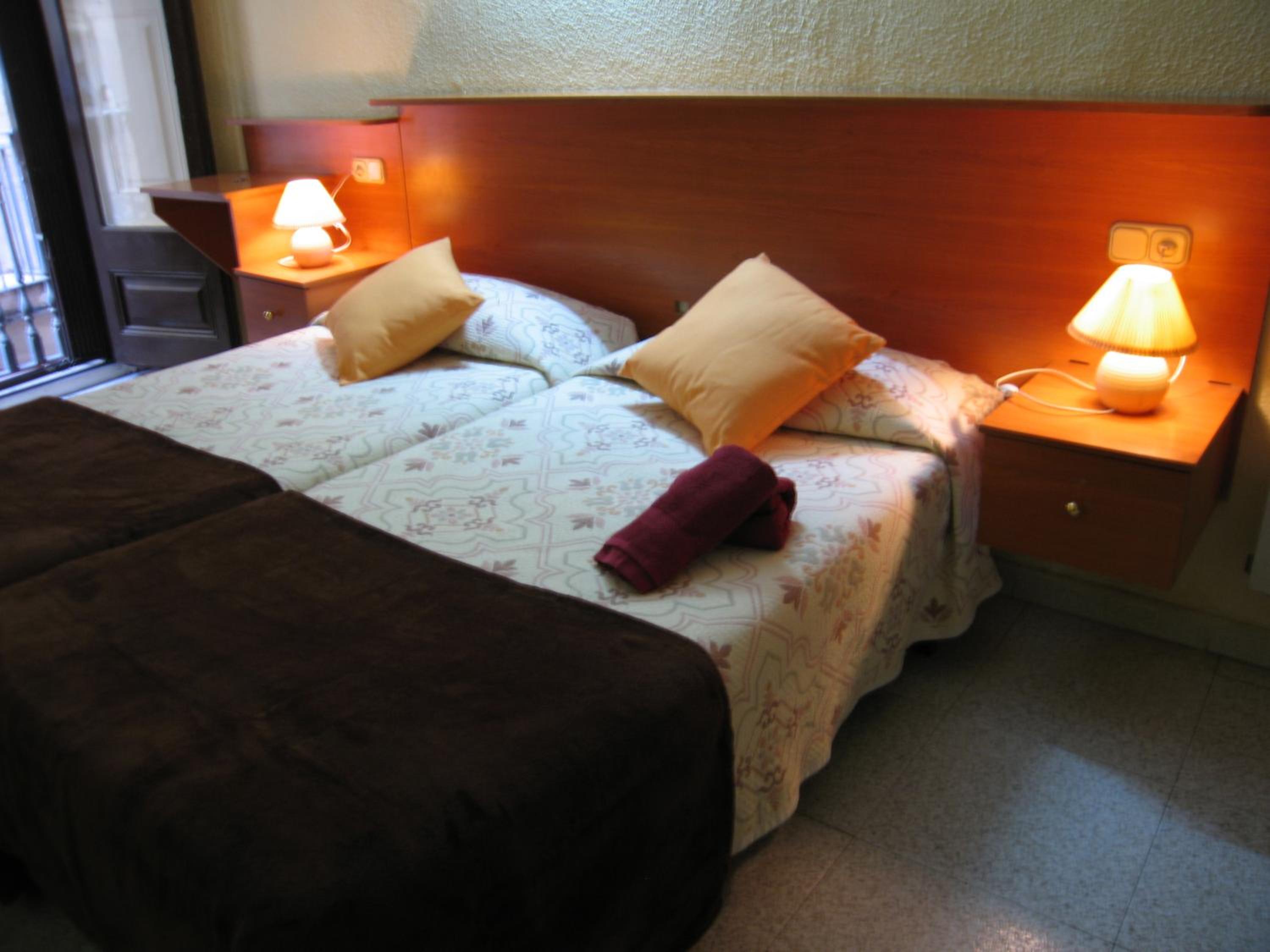 Twin Room with Private Bathroom photo 3