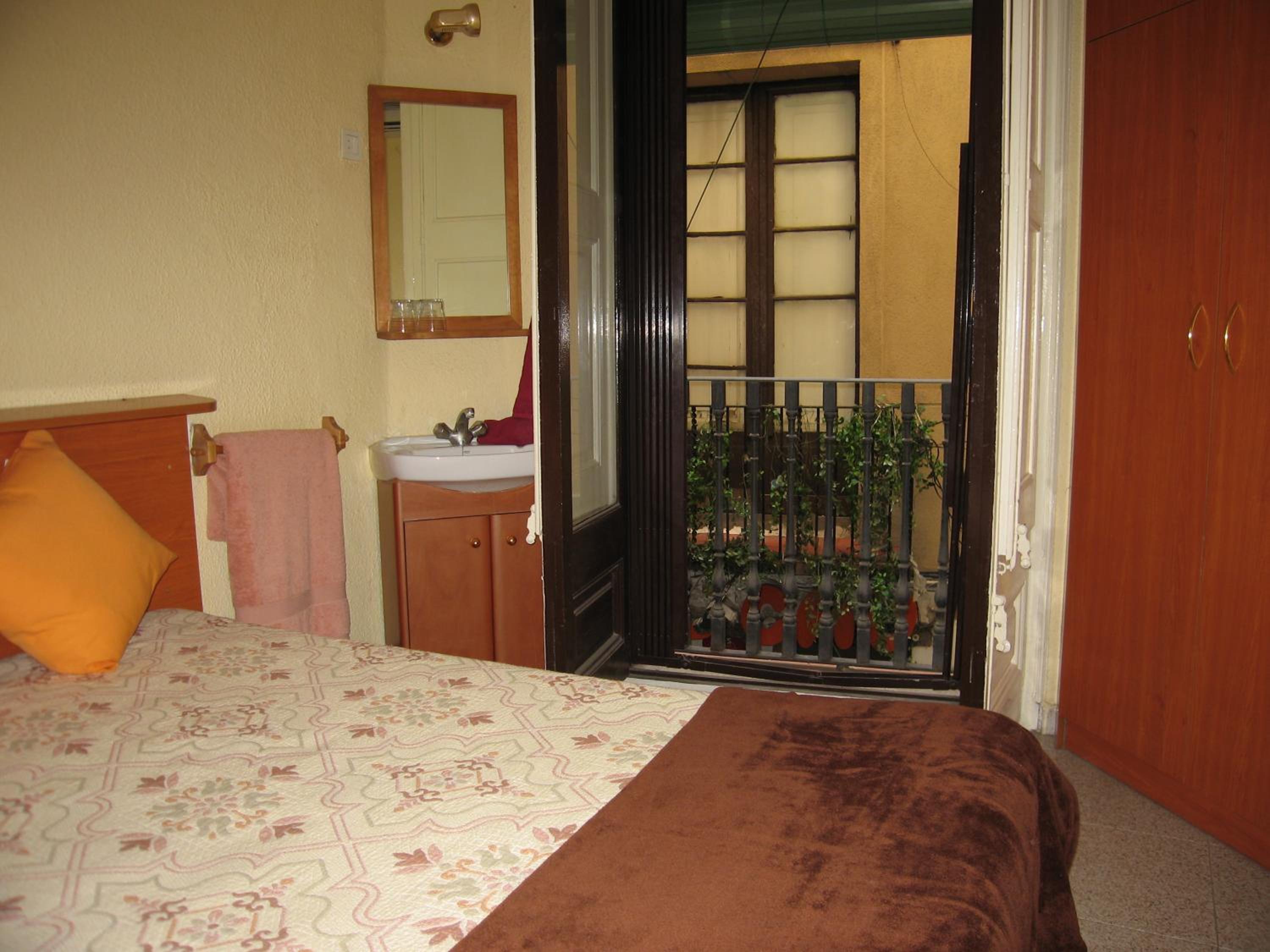Single Room with Shared Bathroom photo 3