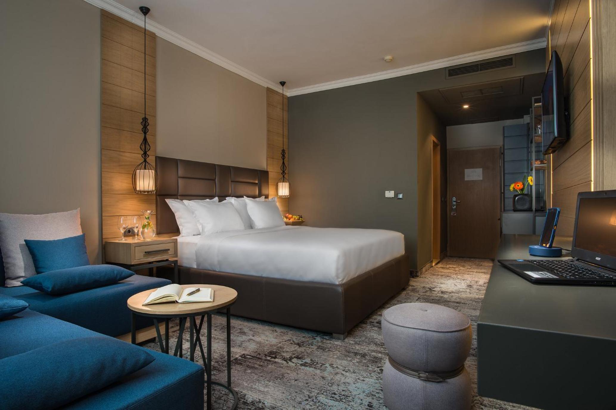 Superior Business Room - King size Bed with Complimentary Water Free WiFi, Free Tea and Coffee Equipment photo 2