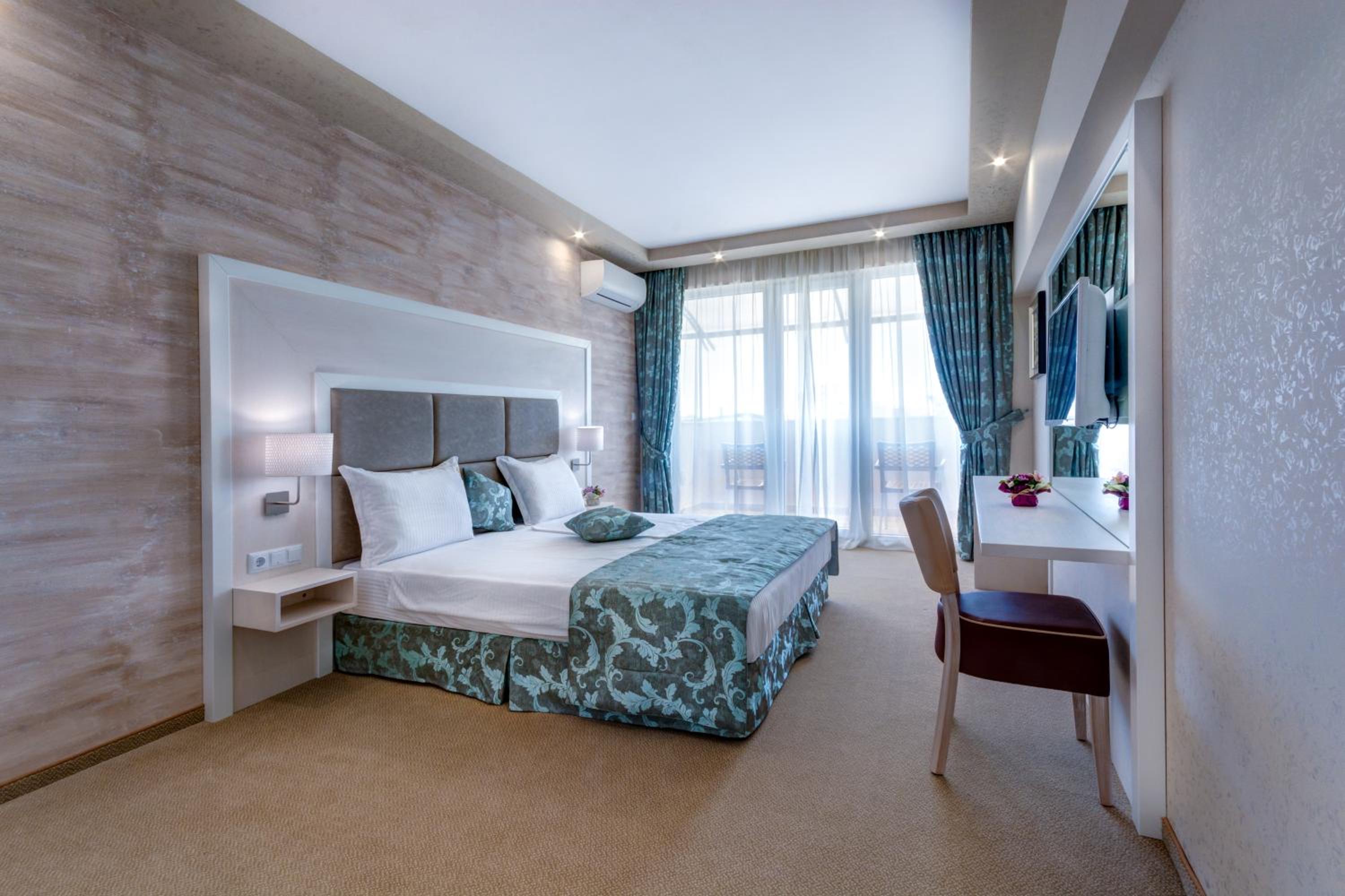 Junior Suite with Balcony (2 Adults + 2 Children)  photo 2