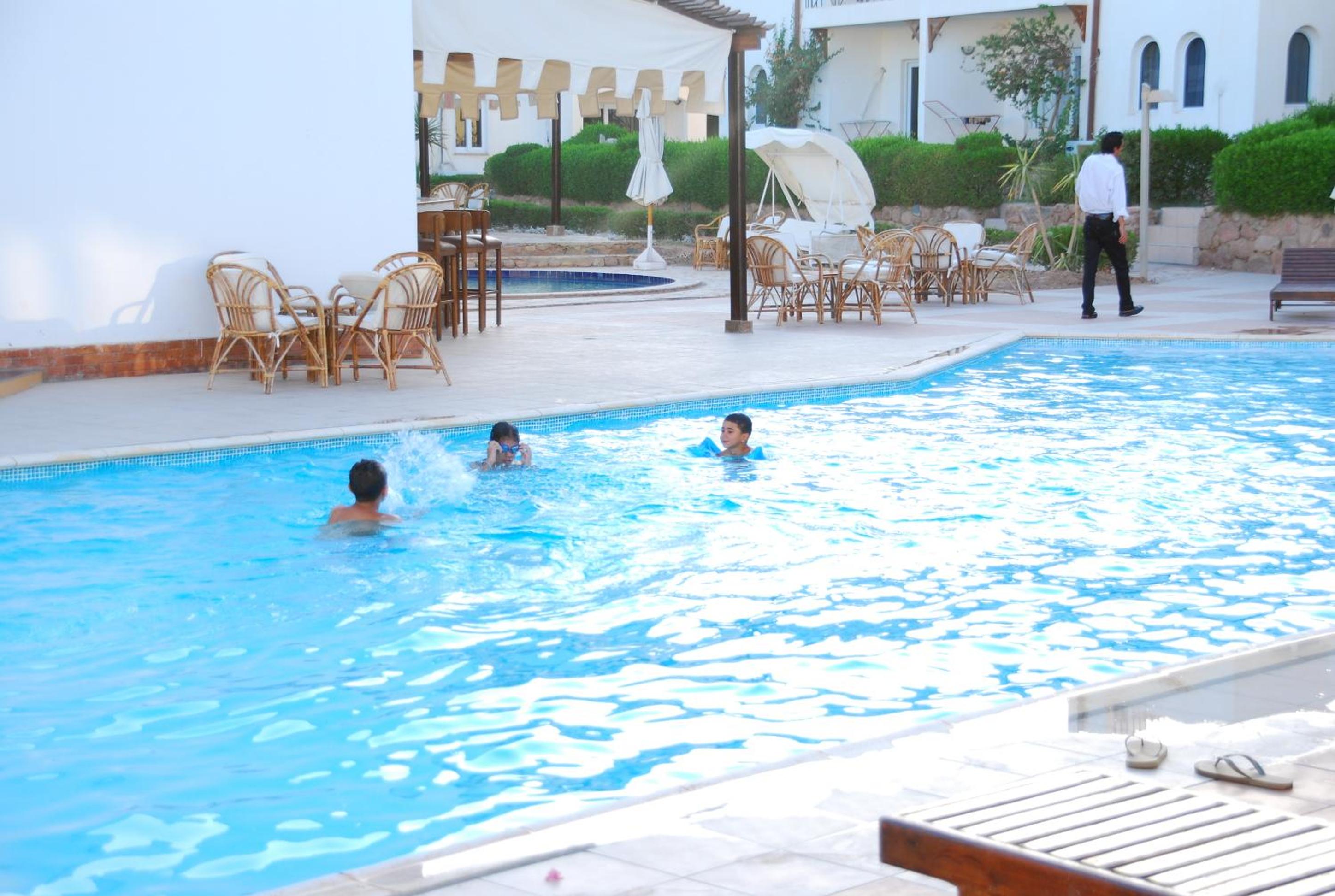One-Bedroom Suite Pool View - Photo 4