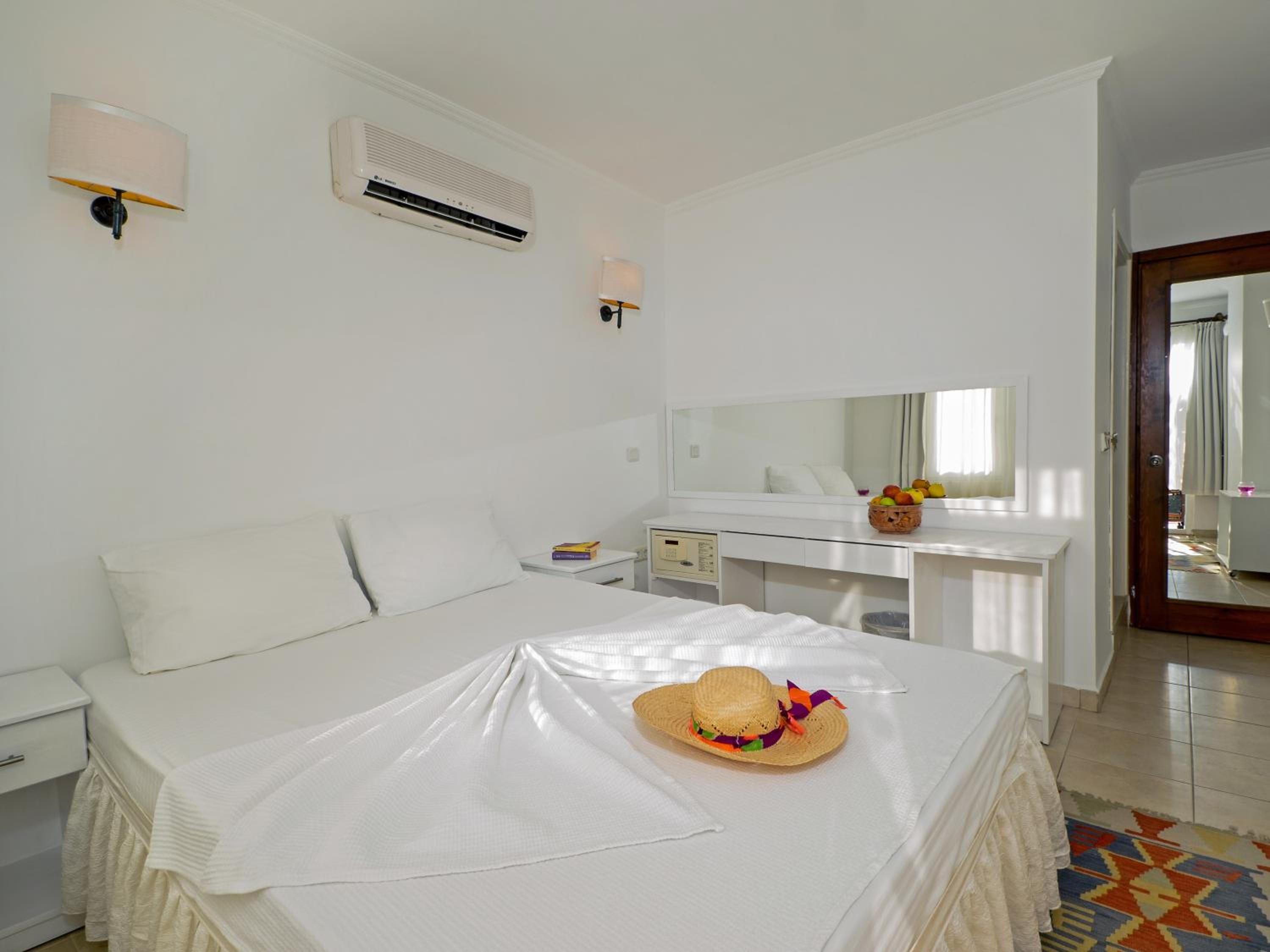 Double Room With Partial Sea View photo 2