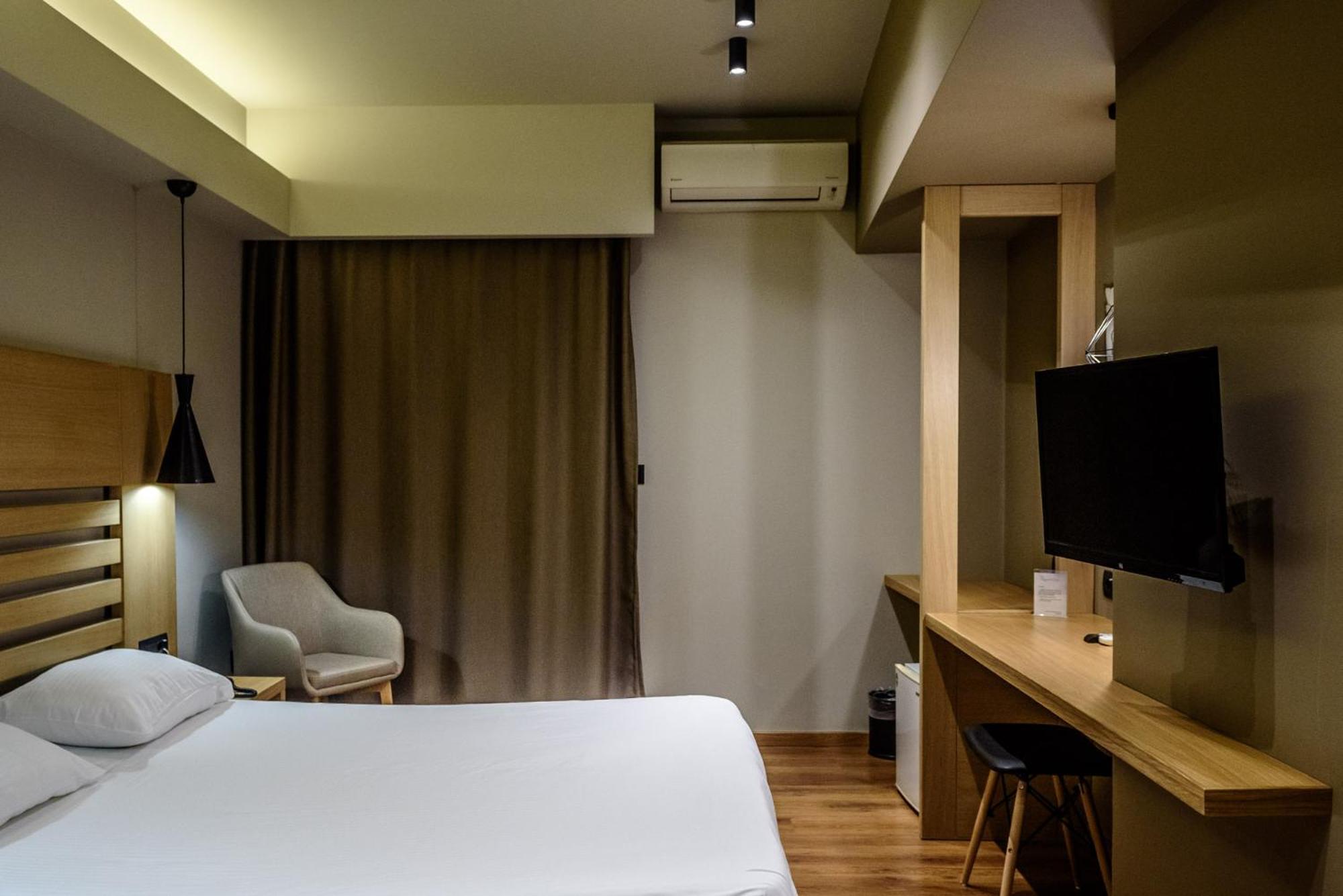 Standard Double or Twin Room with Side Sea View - Photo 1