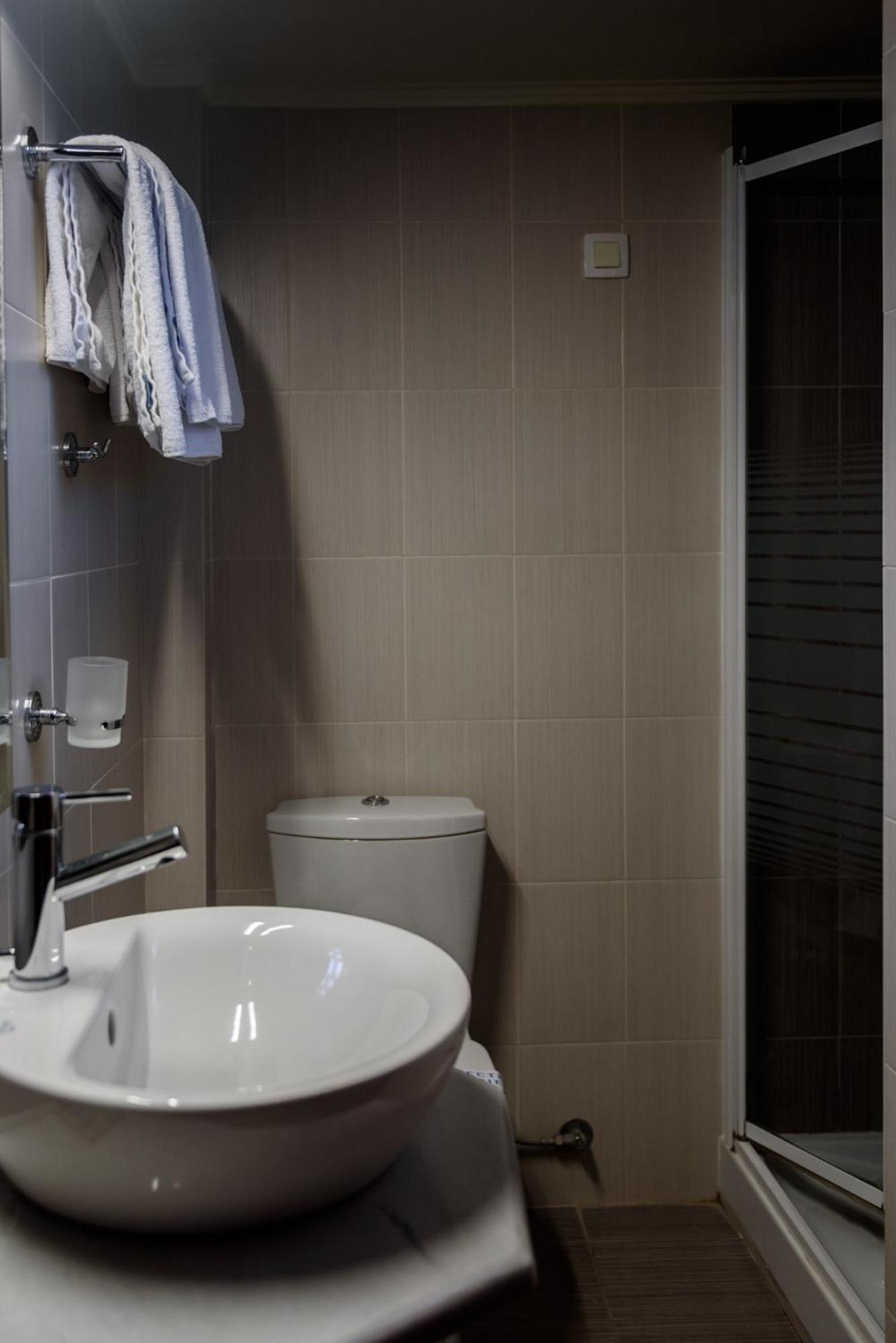 Standard Double or Twin Room with Side Sea View - Photo 3