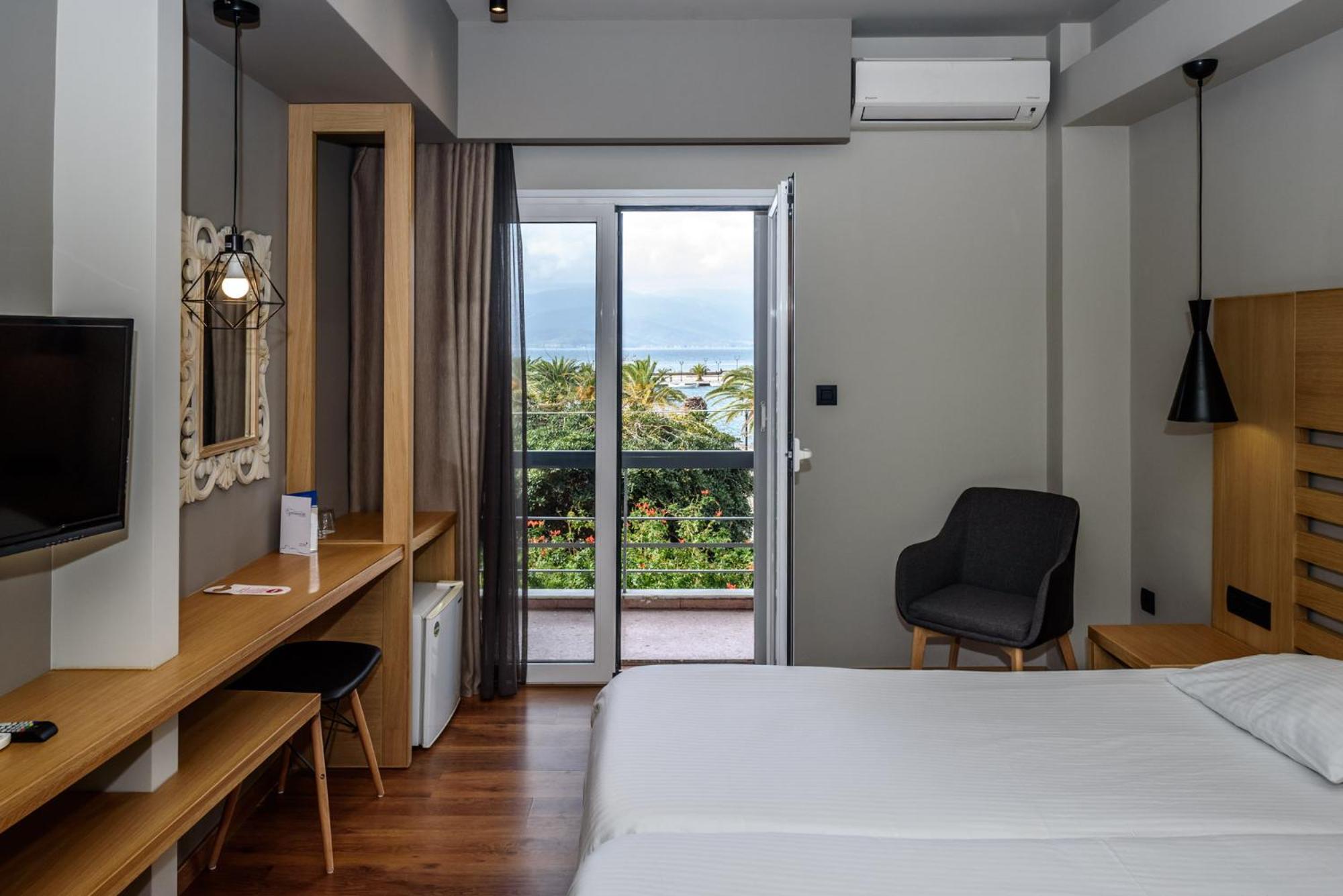 Standard Double or Twin Room with Side Sea View - Photo 8