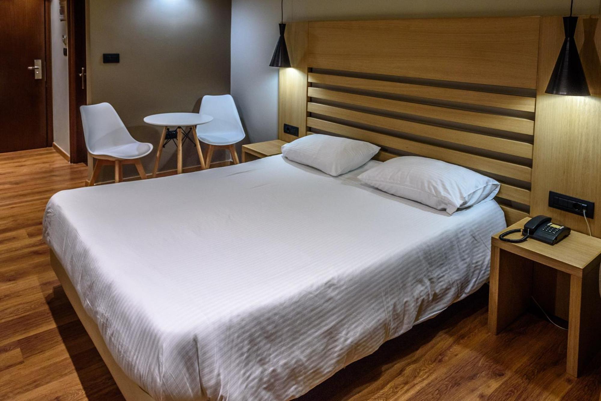 Standard Double or Twin Room with Side Sea View - Photo 6
