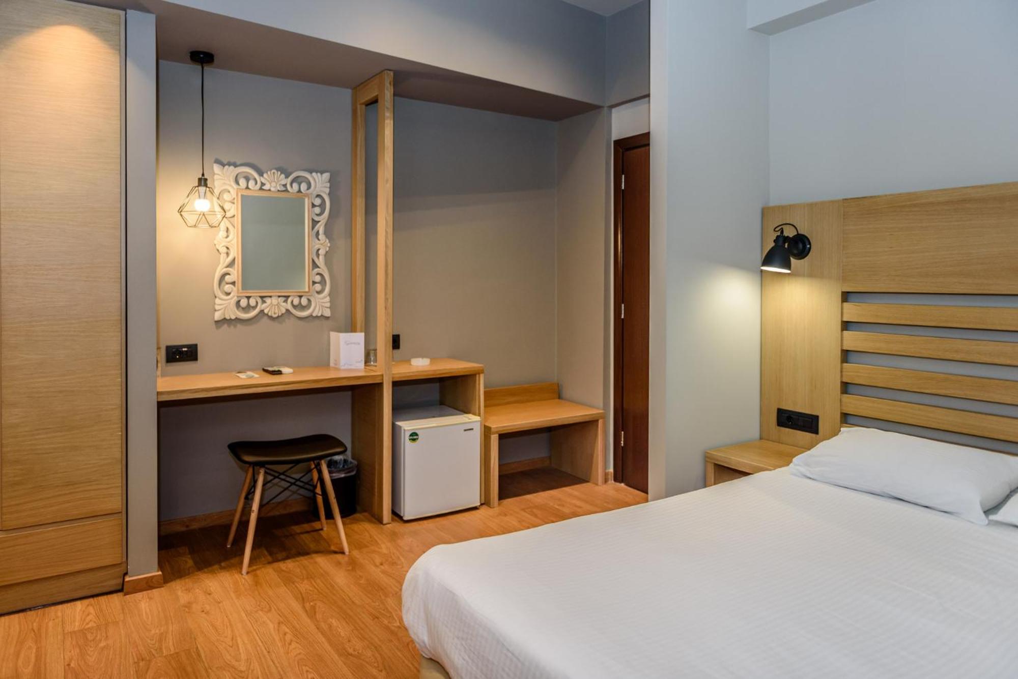 Standard Double or Twin Room with Side Sea View - Photo 2