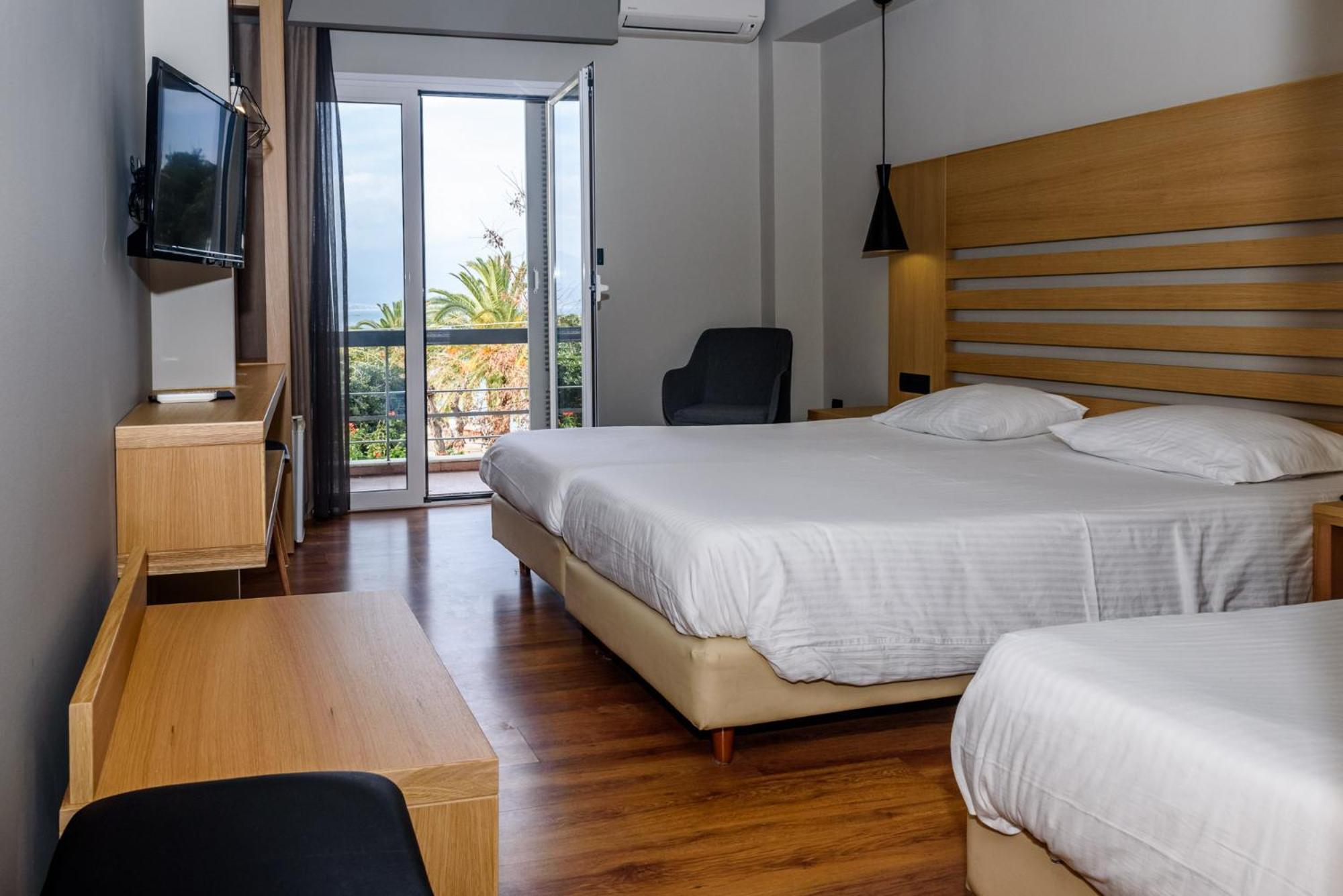 Chambre Triple Standard avec Vue Latérale sur la Mer