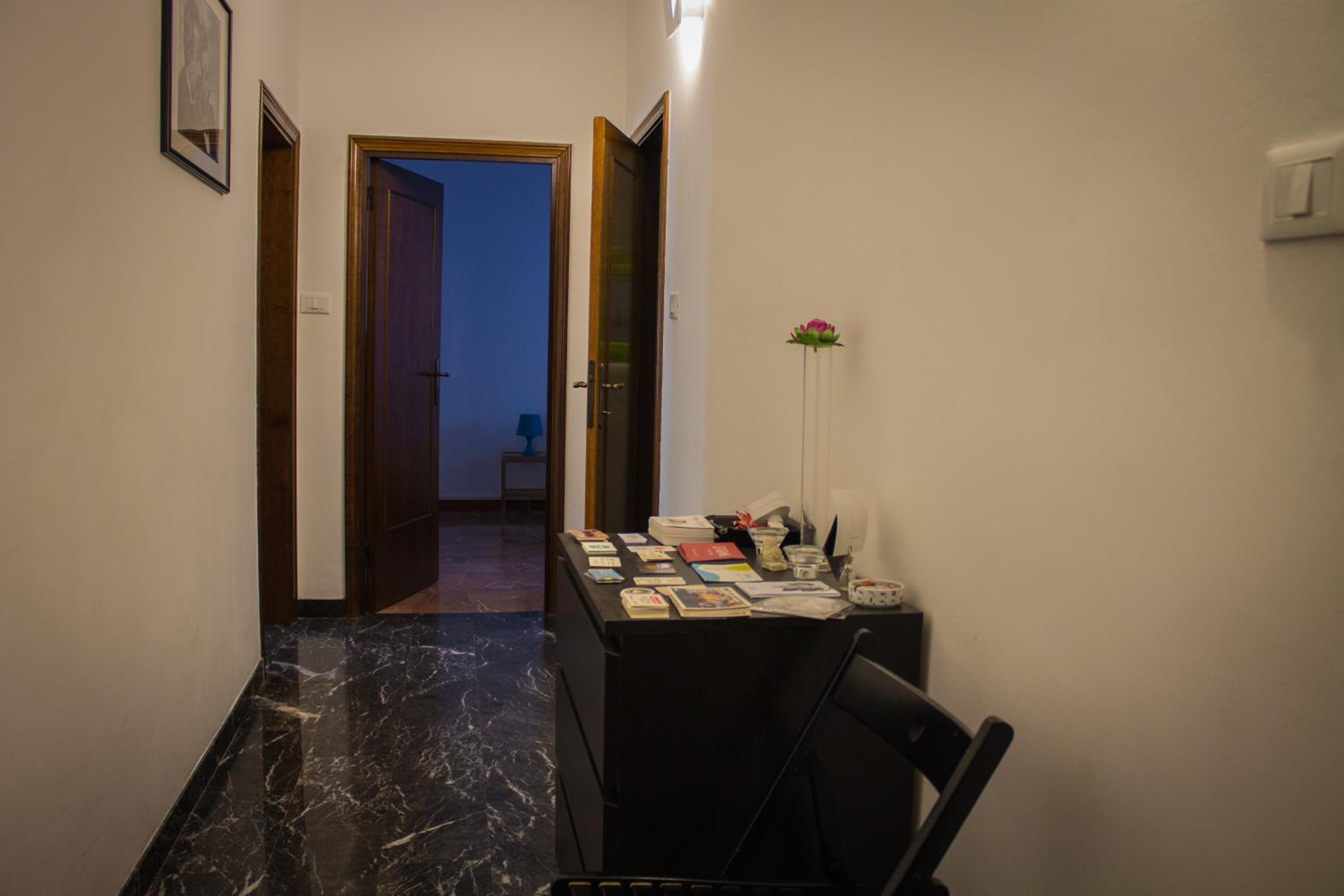 Double Room with Private Bathroom - Photo 2
