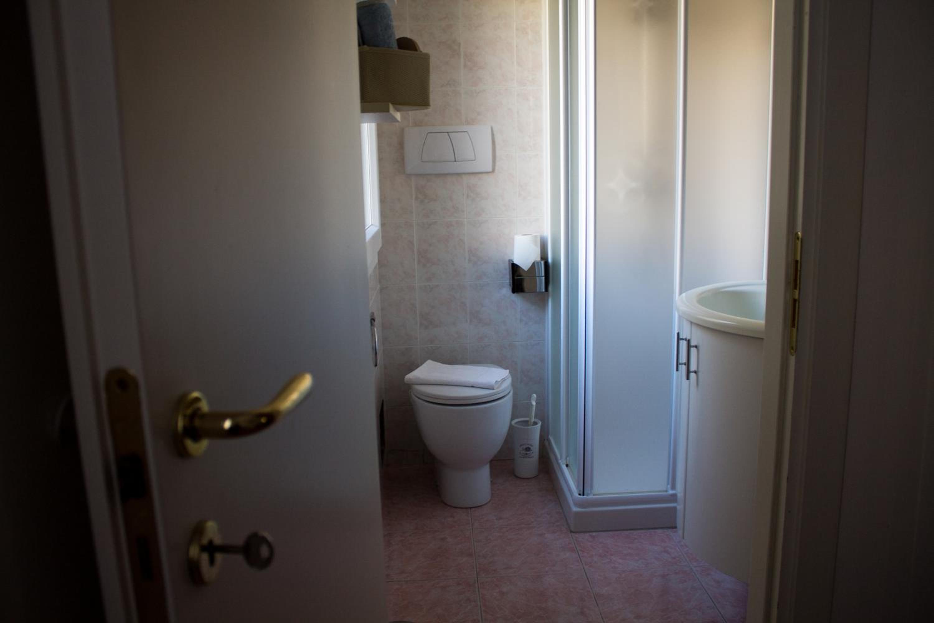 Double Room with Private Bathroom - Photo 15