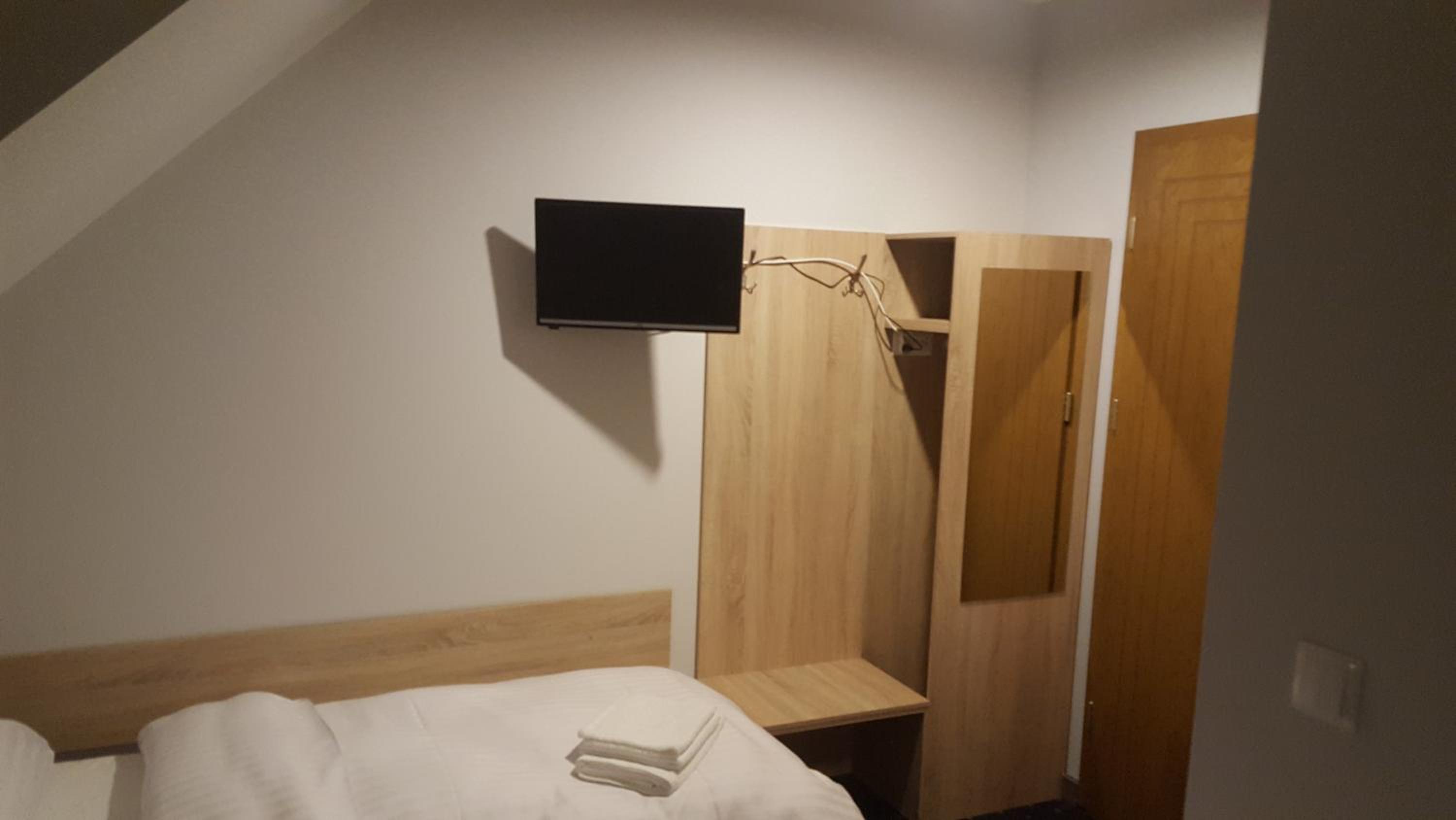 Large Twin Room - Photo 4