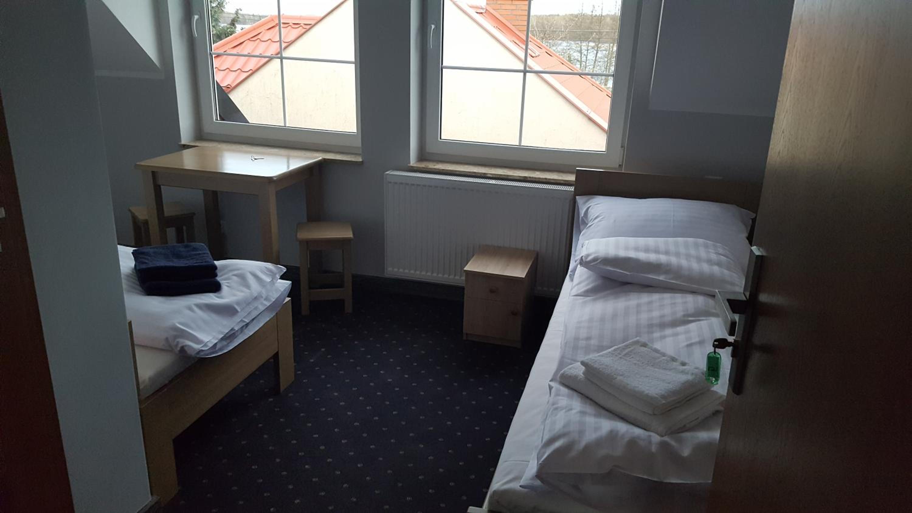 Large Twin Room - Photo 6
