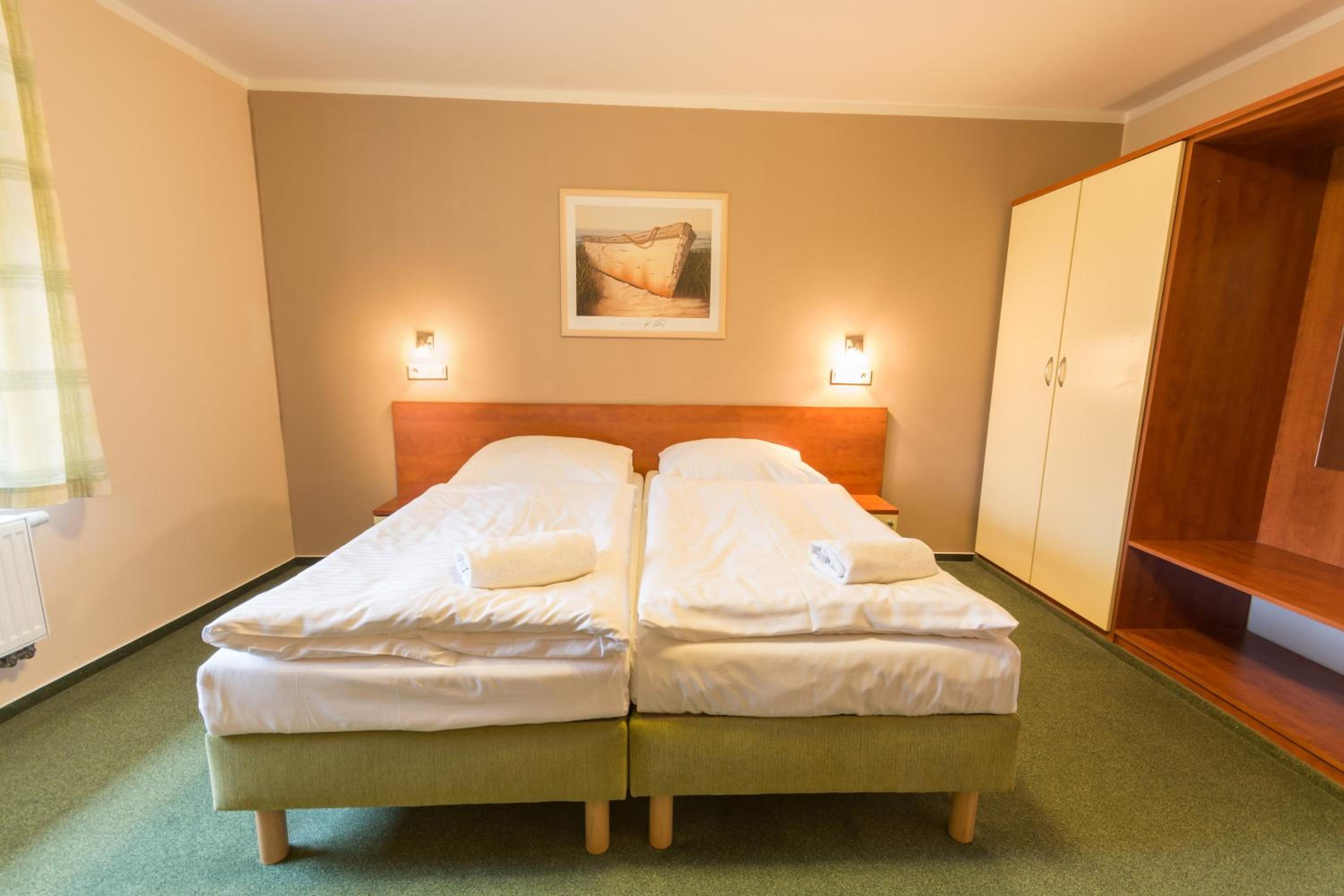 Quadruple Room with Bath photo 3