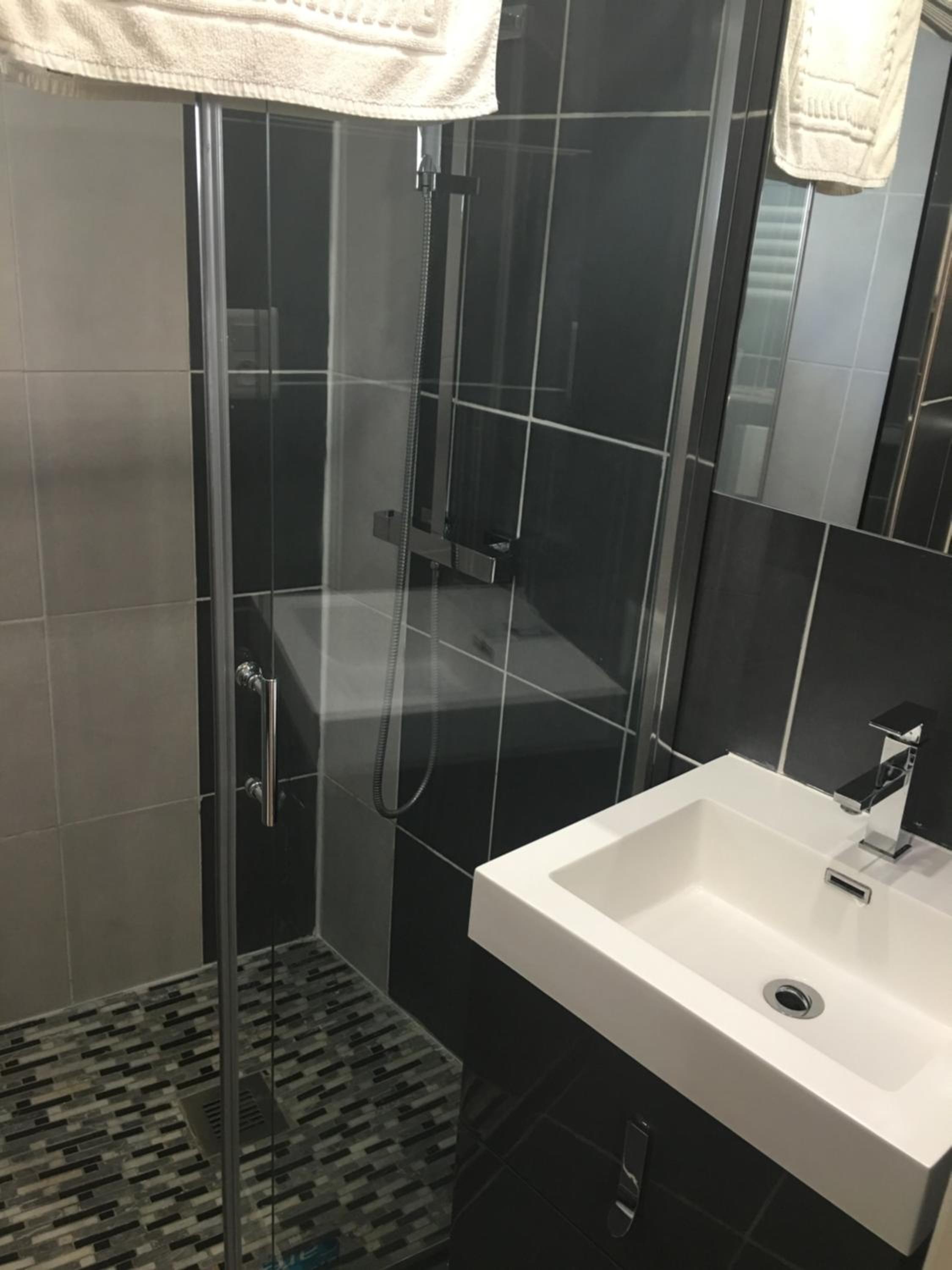 Deluxe Double Room (2 Adults + 1 Child) - Photo 2