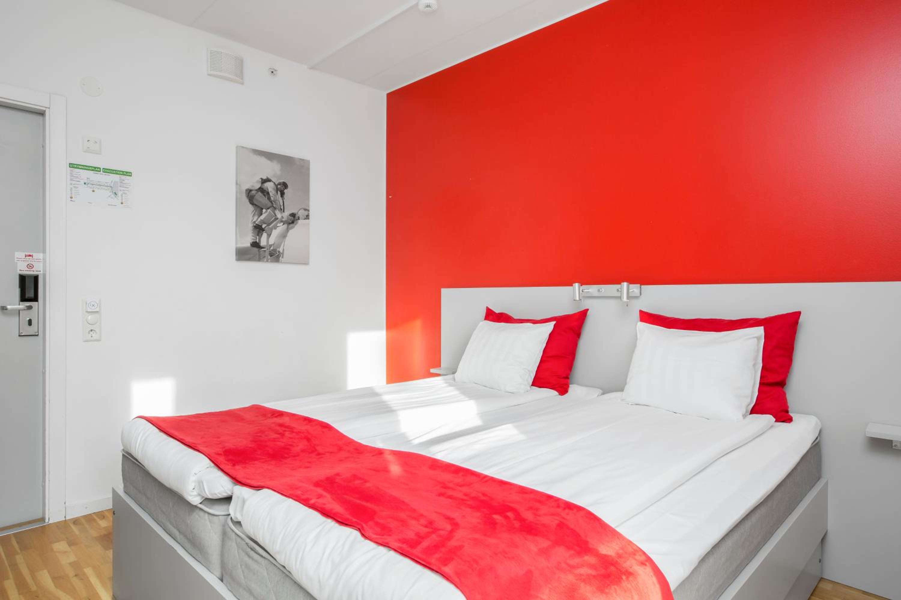 Standard Double Room with Pull Out Bed - Photo 3
