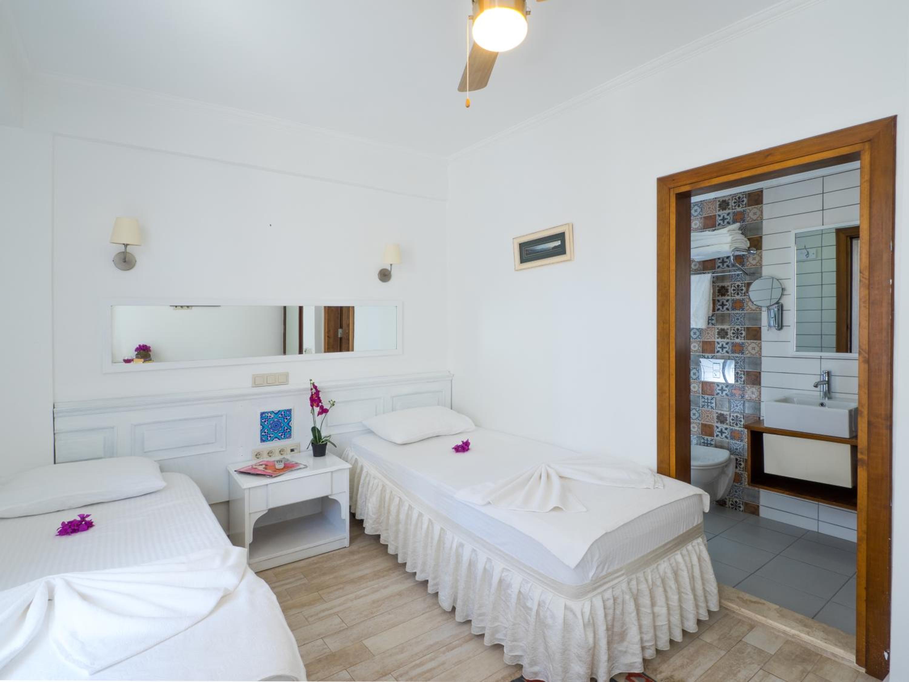 Double or Twin Room with Garden View - Photo 10