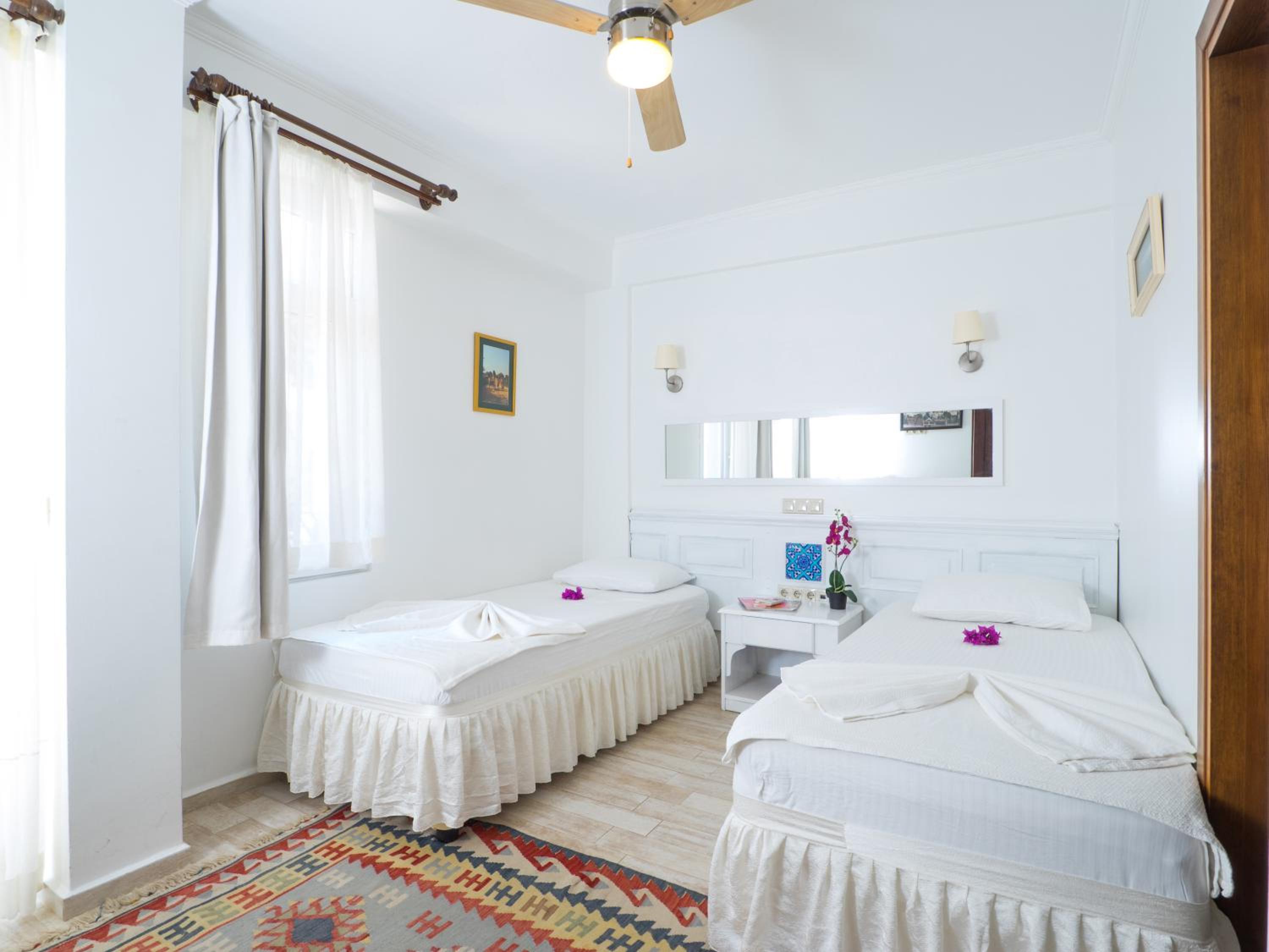 Double or Twin Room with Garden View - Photo 9