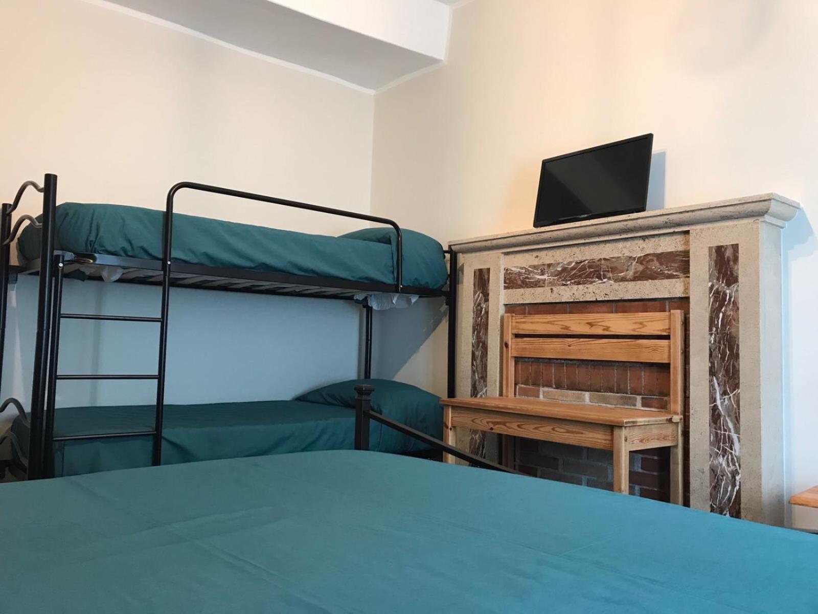 Quadruple Room with Private External Bathroom - Photo 12