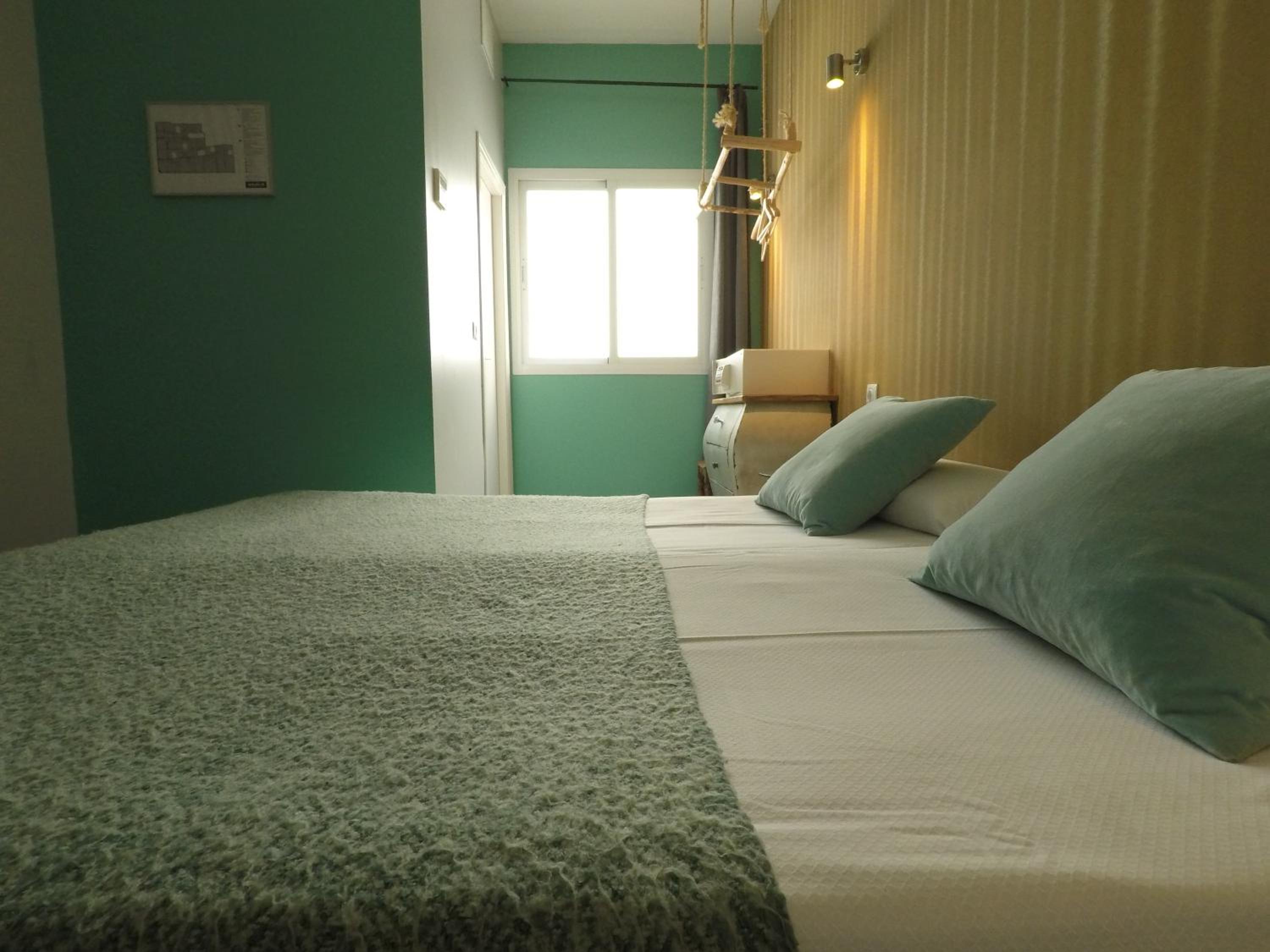 Double Room with Private Bathroom - Photo 10