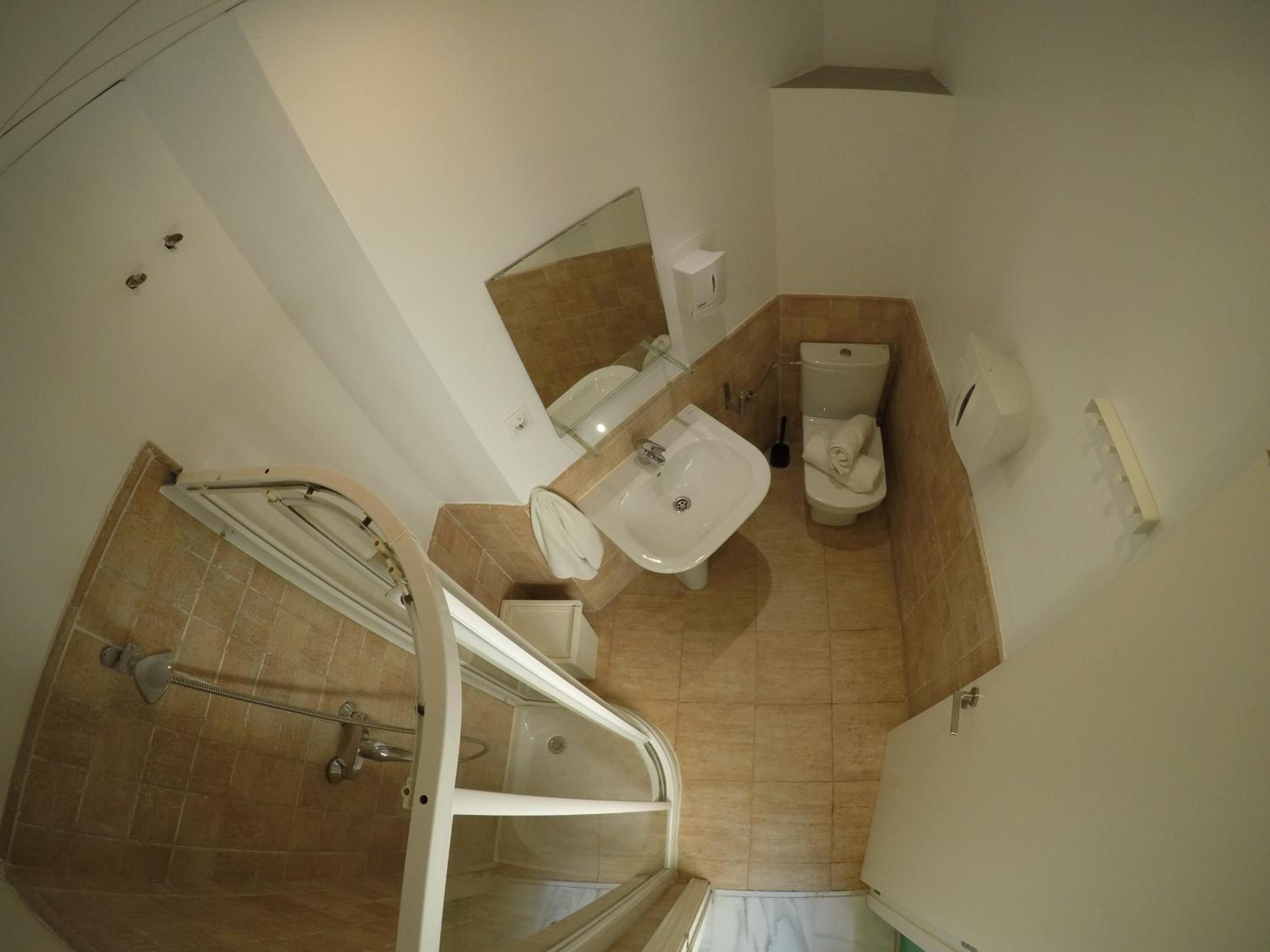 Double Room with Private Bathroom - Photo 8