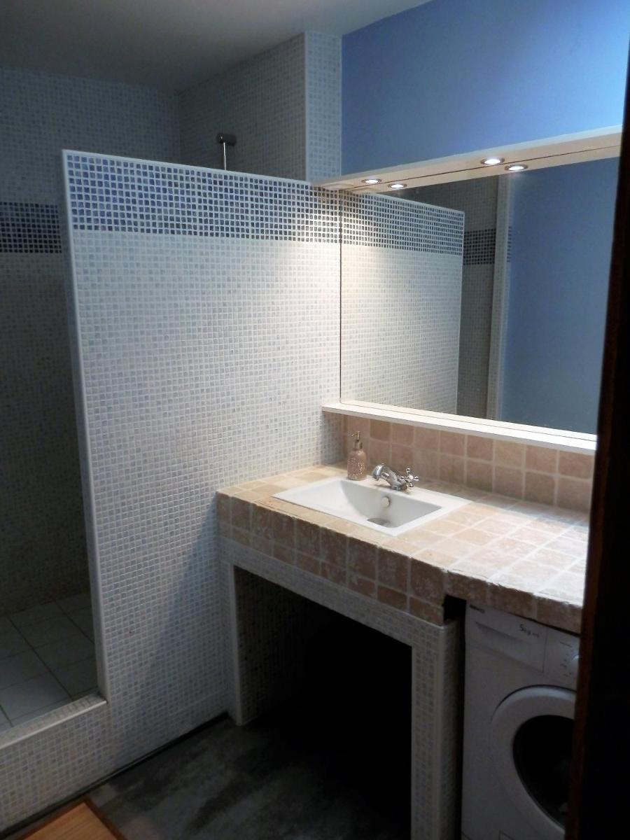Queen Room with Shared Bathroom photo 3