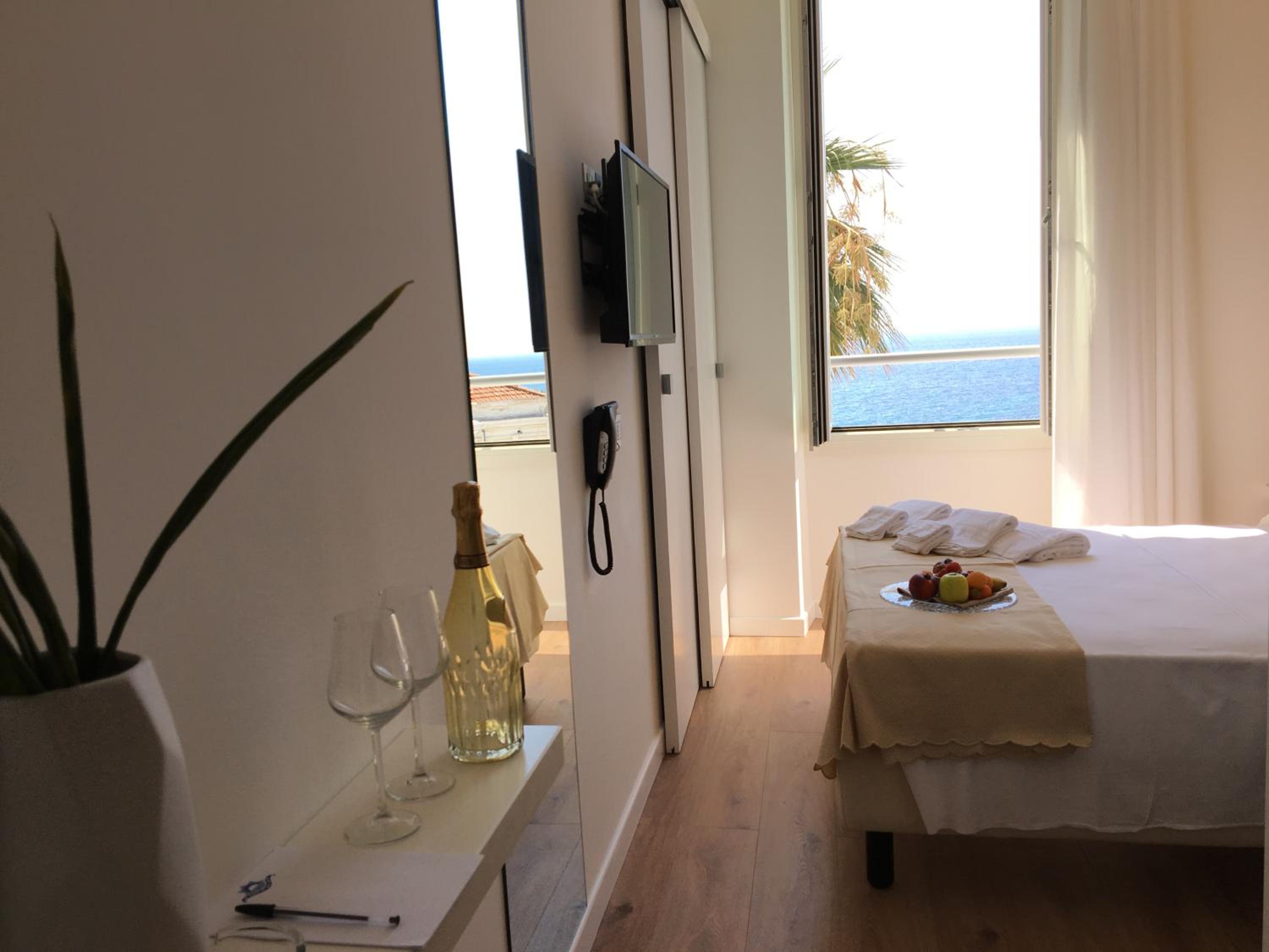 Queen Room with Sea View - Photo 1