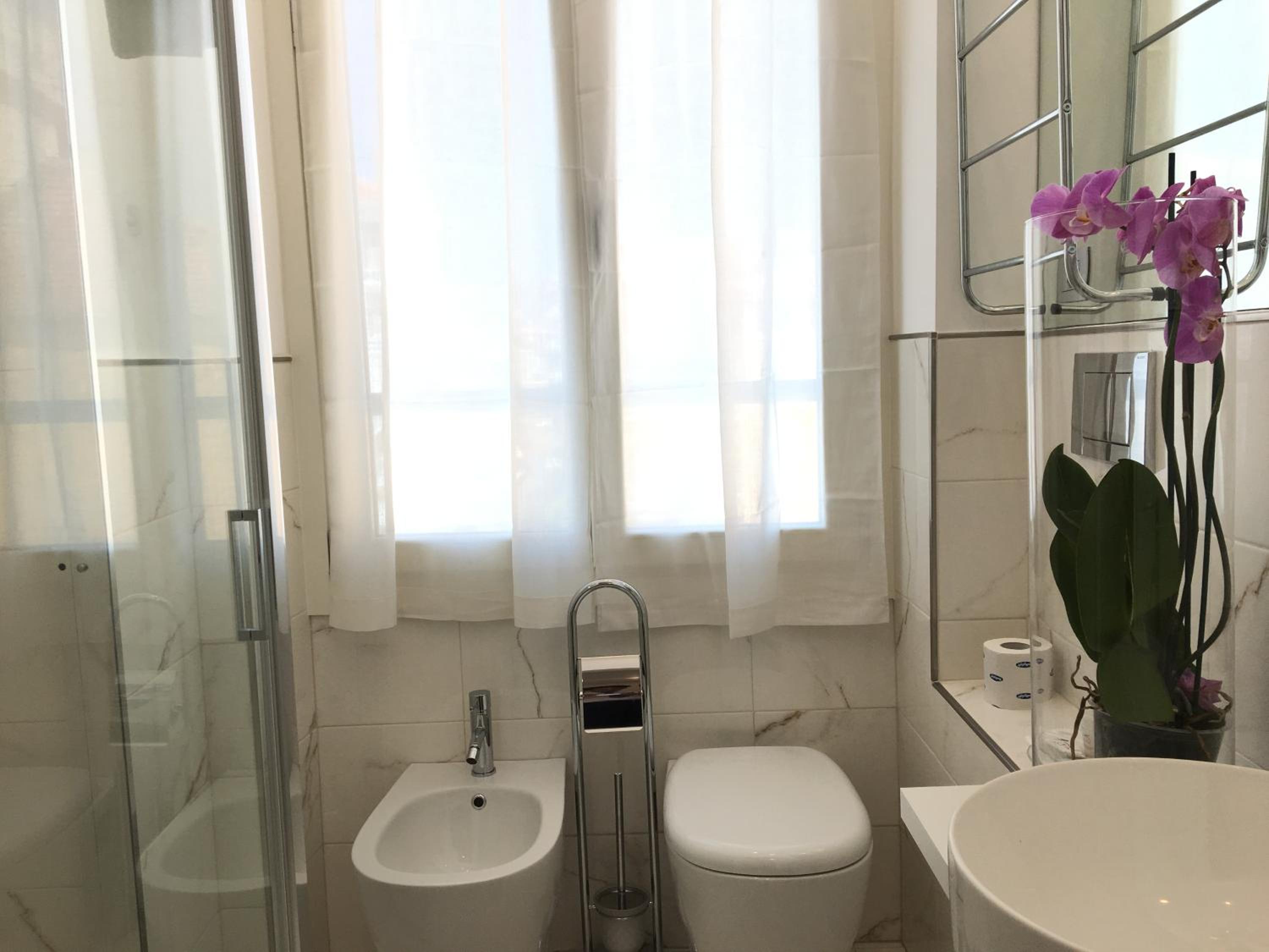 Queen Room with Sea View - Photo 5