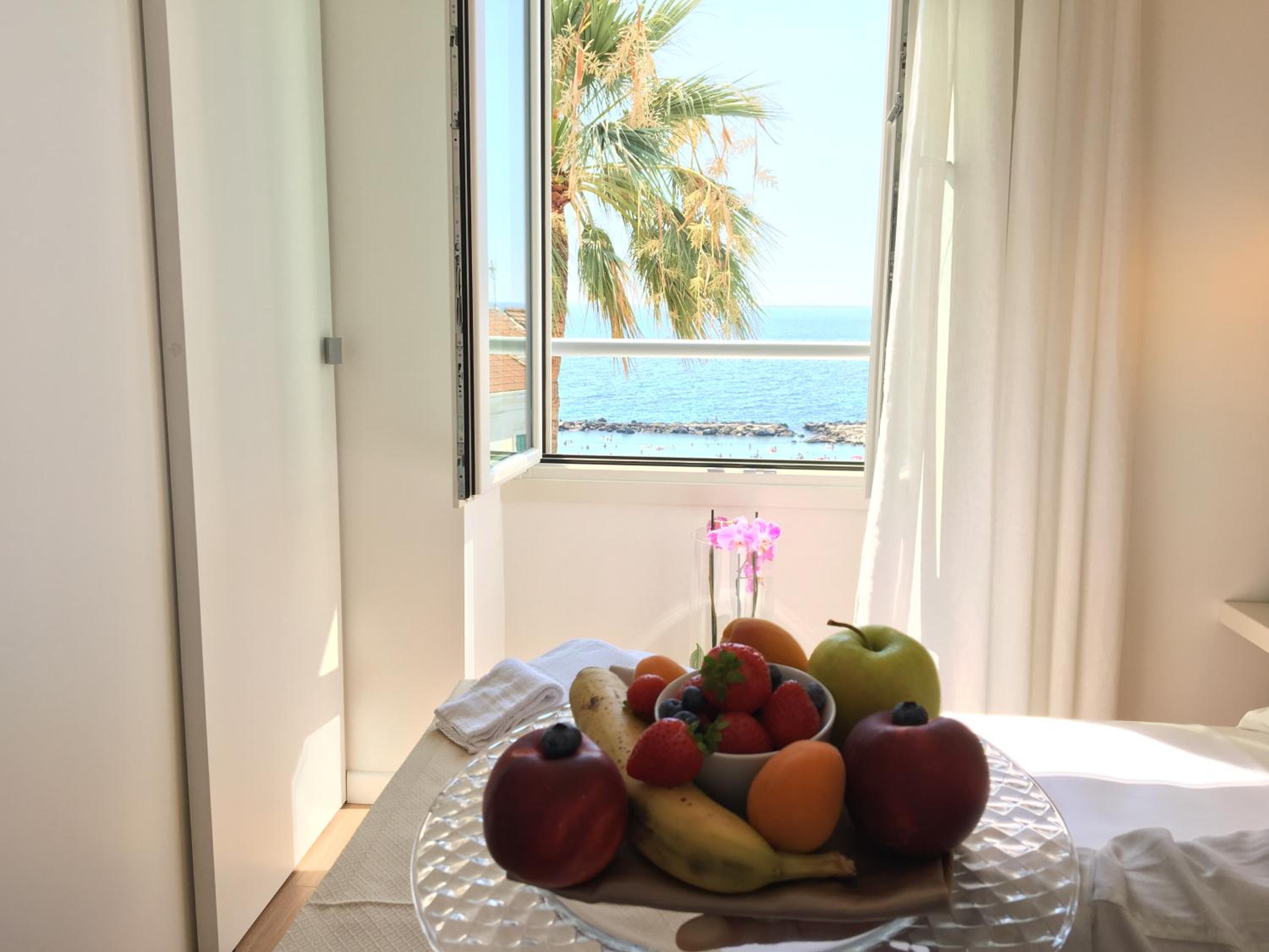 Queen Room with Sea View - Photo 4