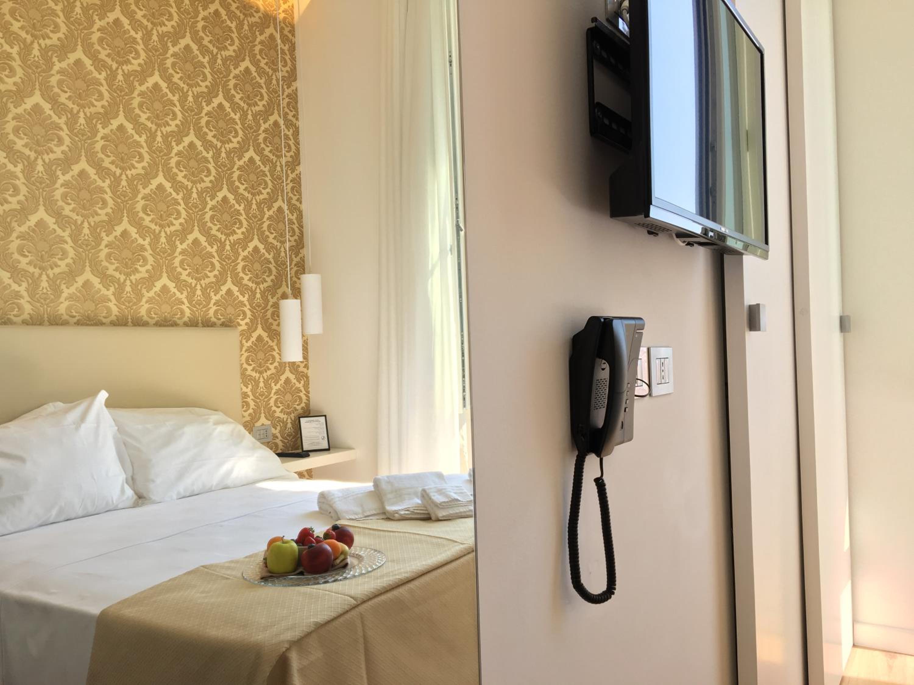 Queen Room with Sea View - Photo 2