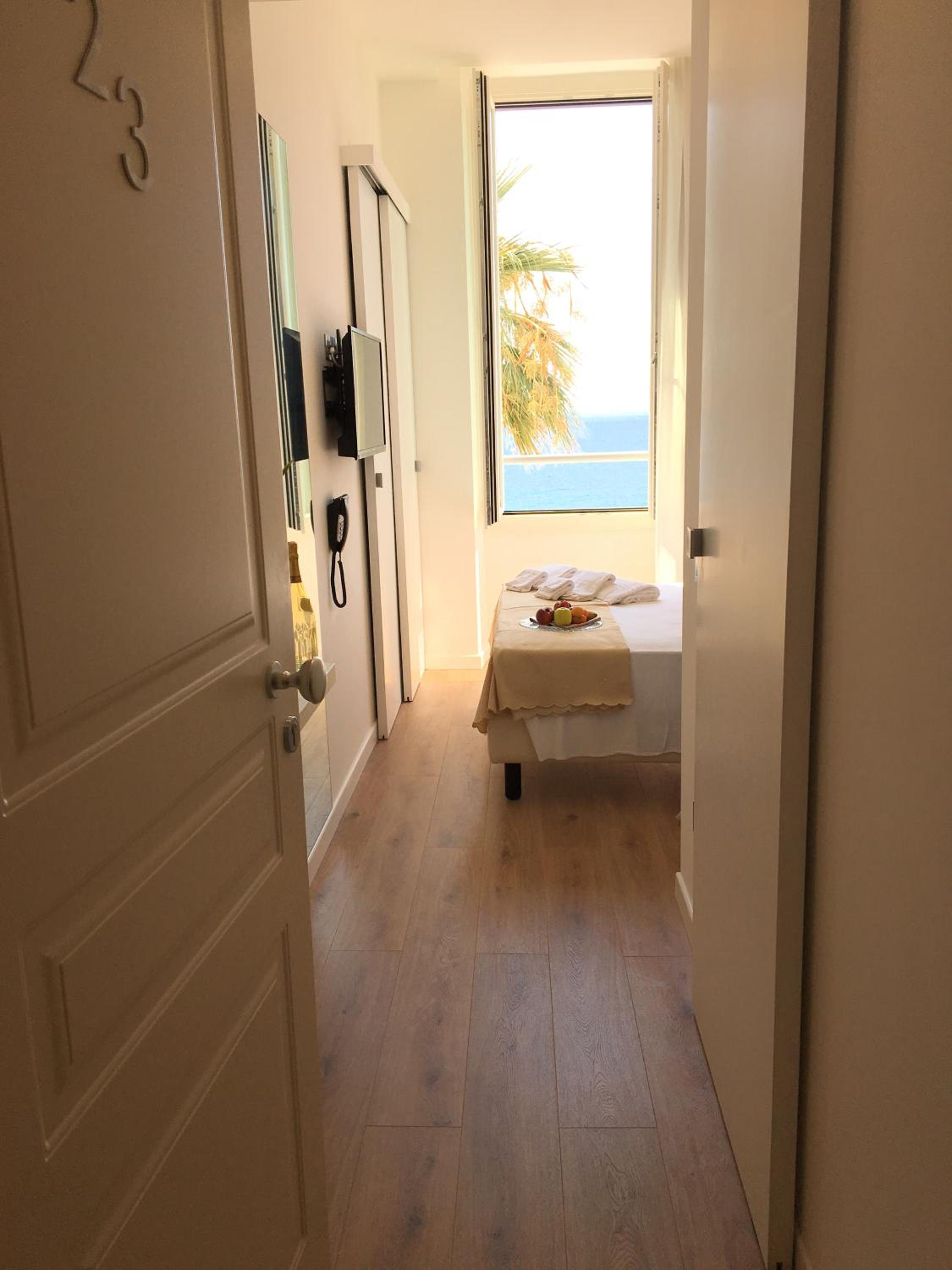 Queen Room with Sea View - Photo 8