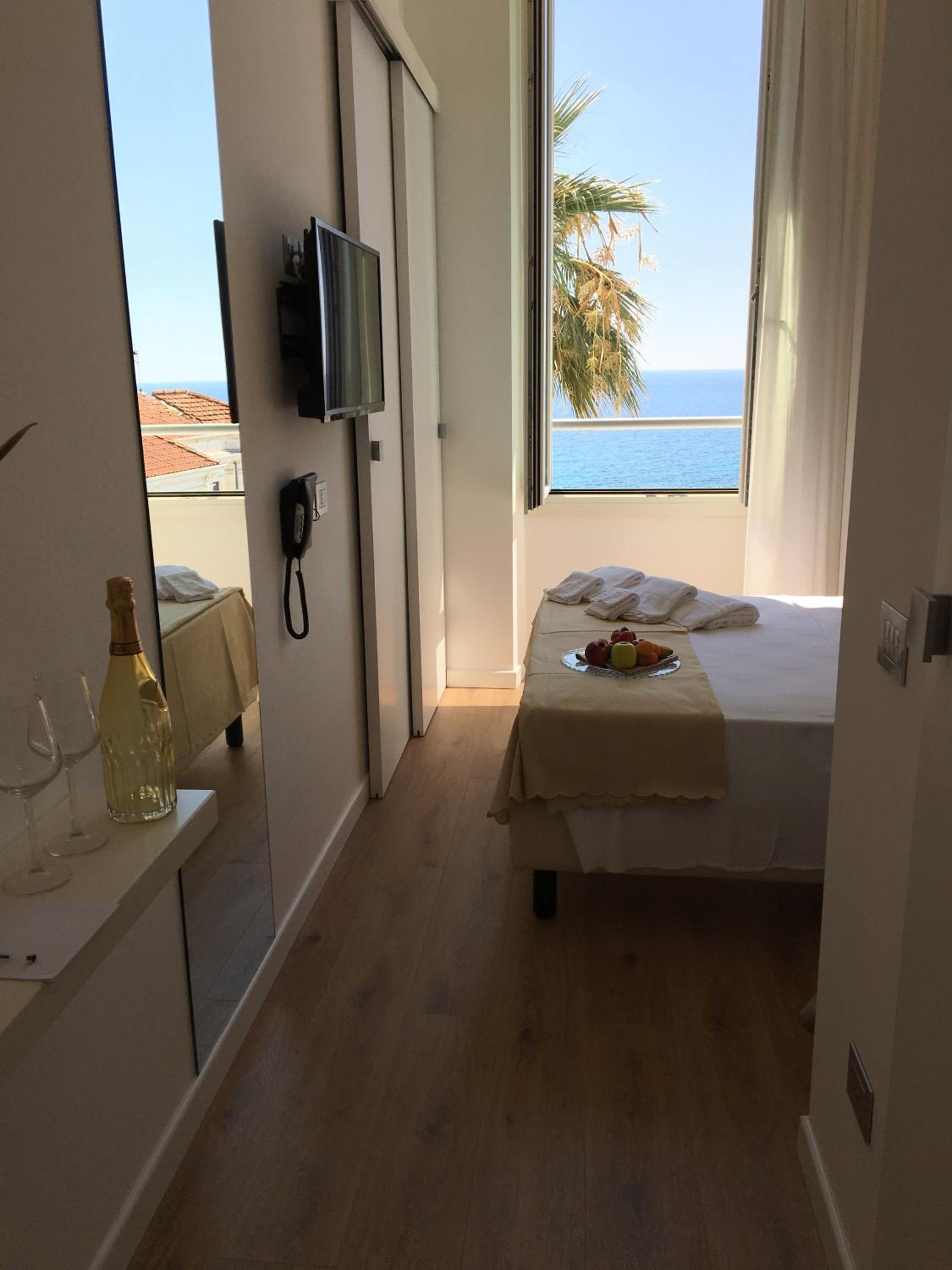 Queen Room with Sea View - Photo 9