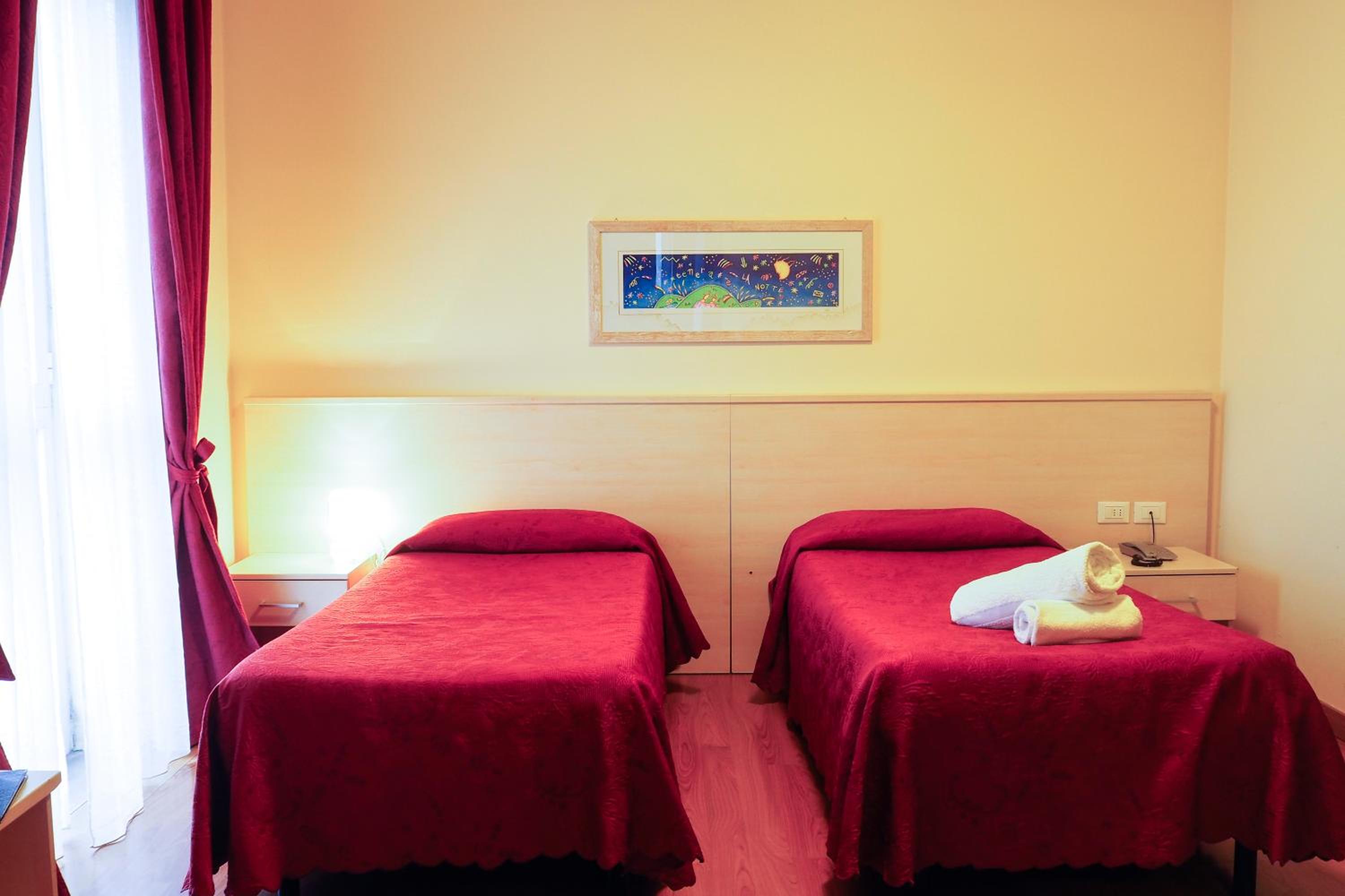 Standard Twin Room - Photo 6