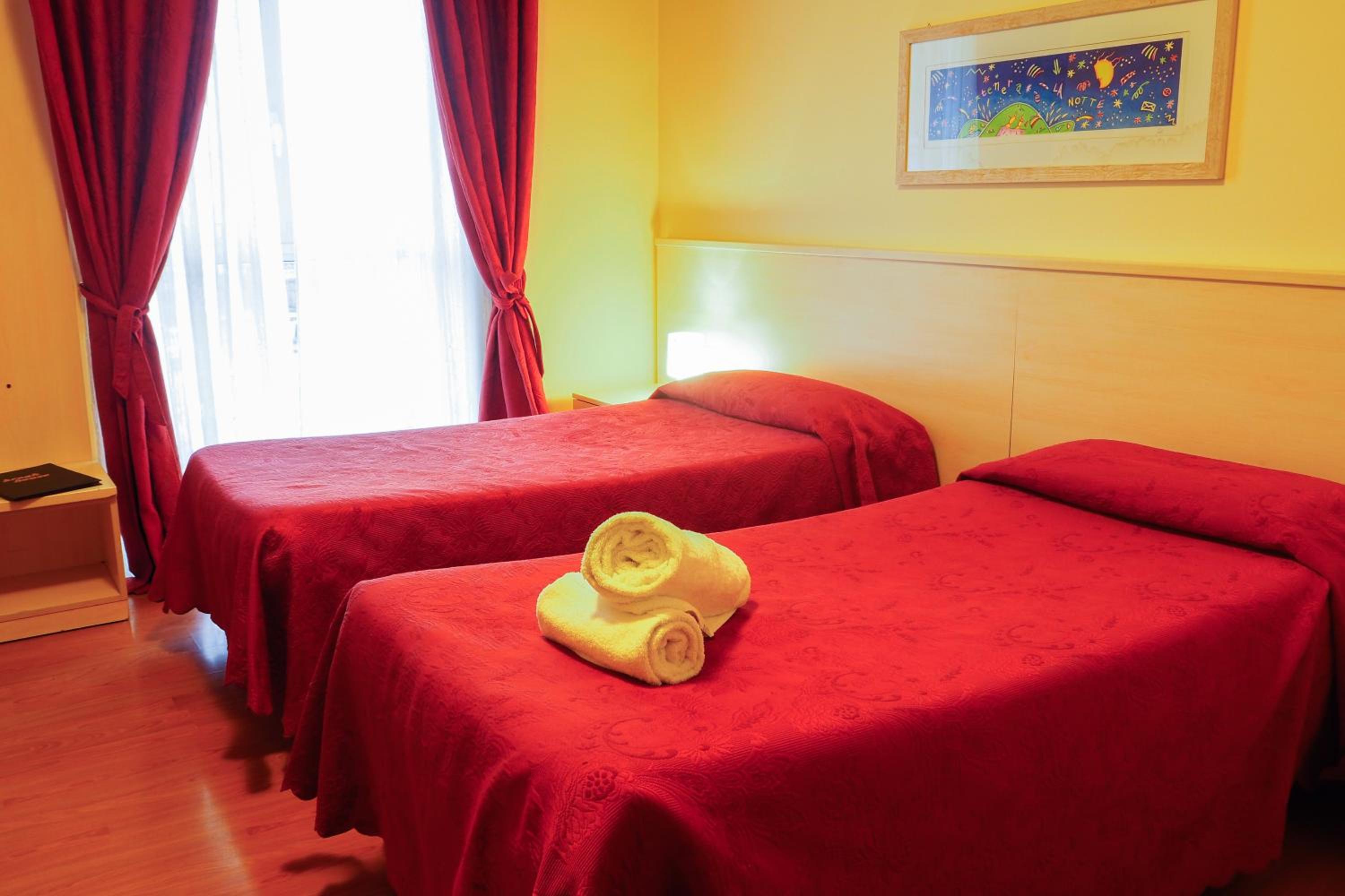 Standard Twin Room - Photo 4