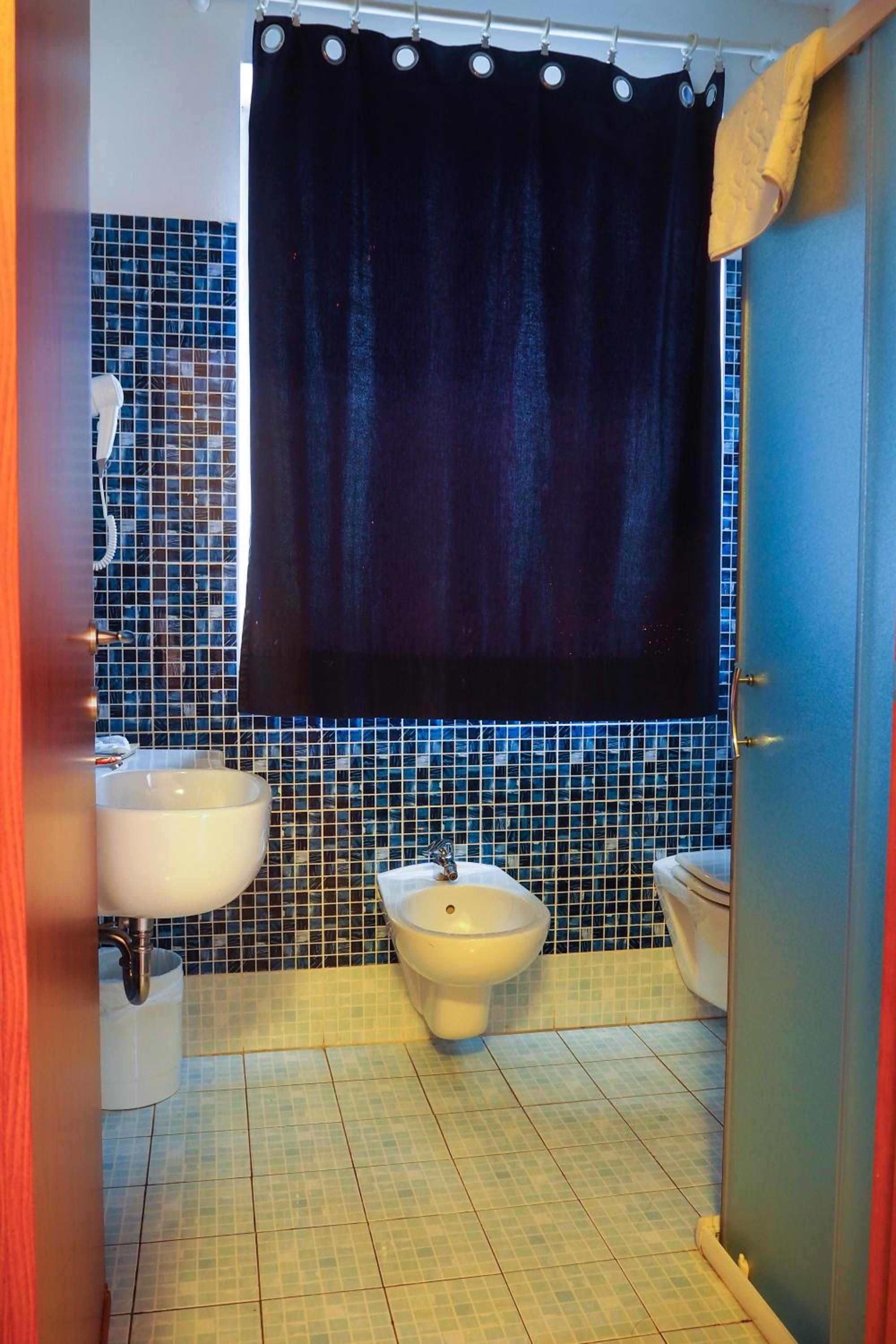 Standard Twin Room - Photo 3