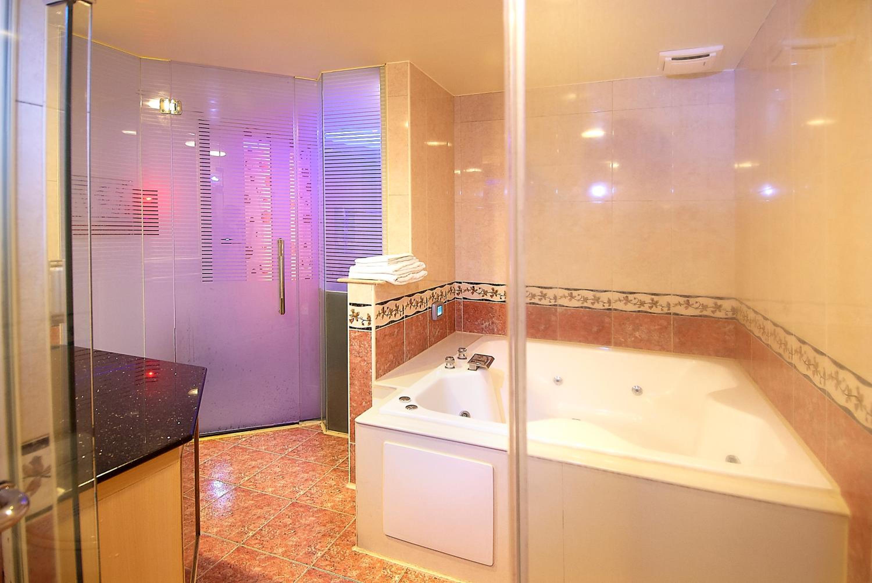 Double Room with Spa Bath photo 3
