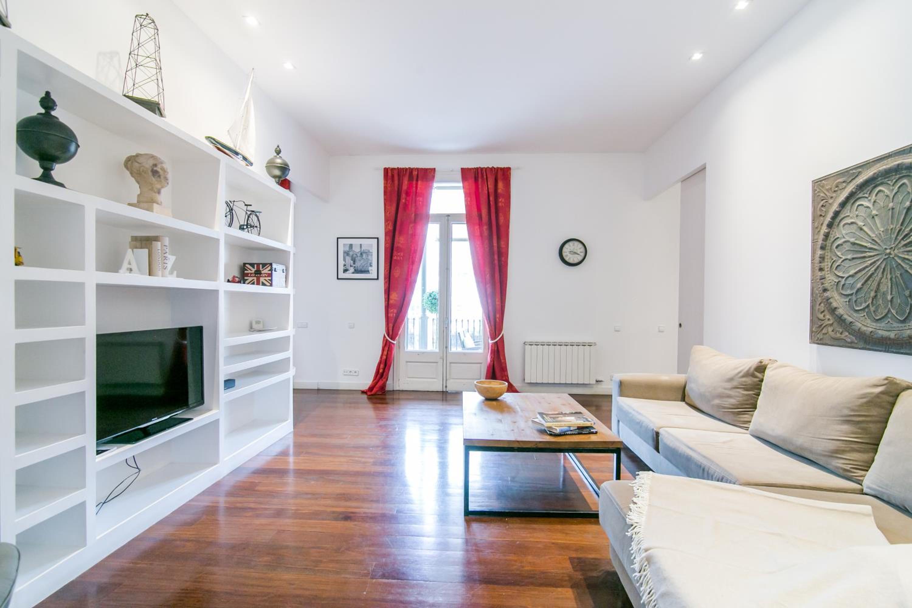 Apartamento de tres habitaciones con terraza.