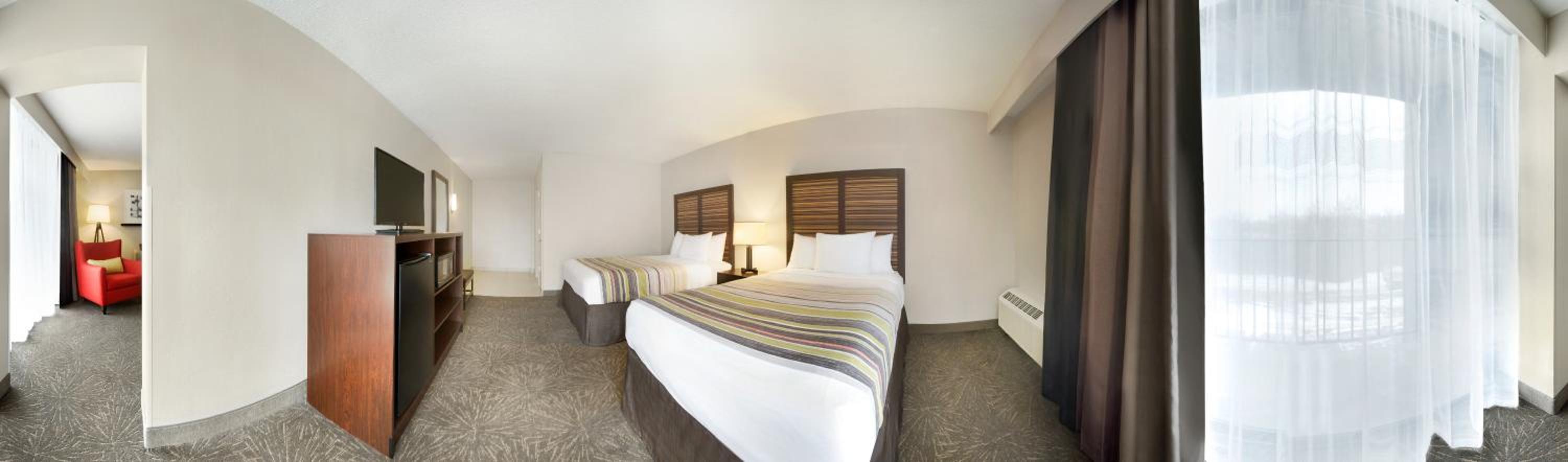 Double Room with Two Double Beds and Roll-In Shower - Non-Smoking photo 3