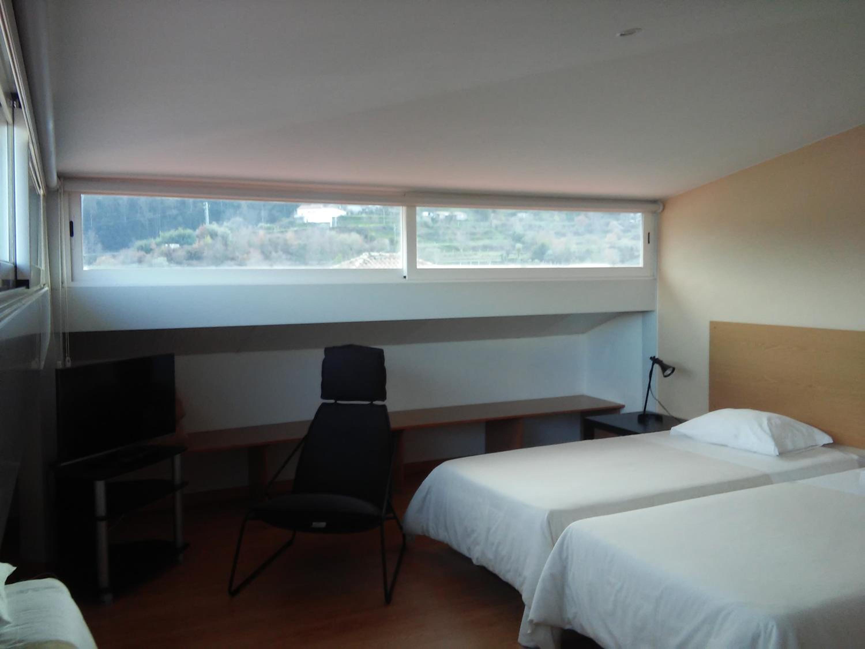 Double or Twin Room with City View - Photo 4
