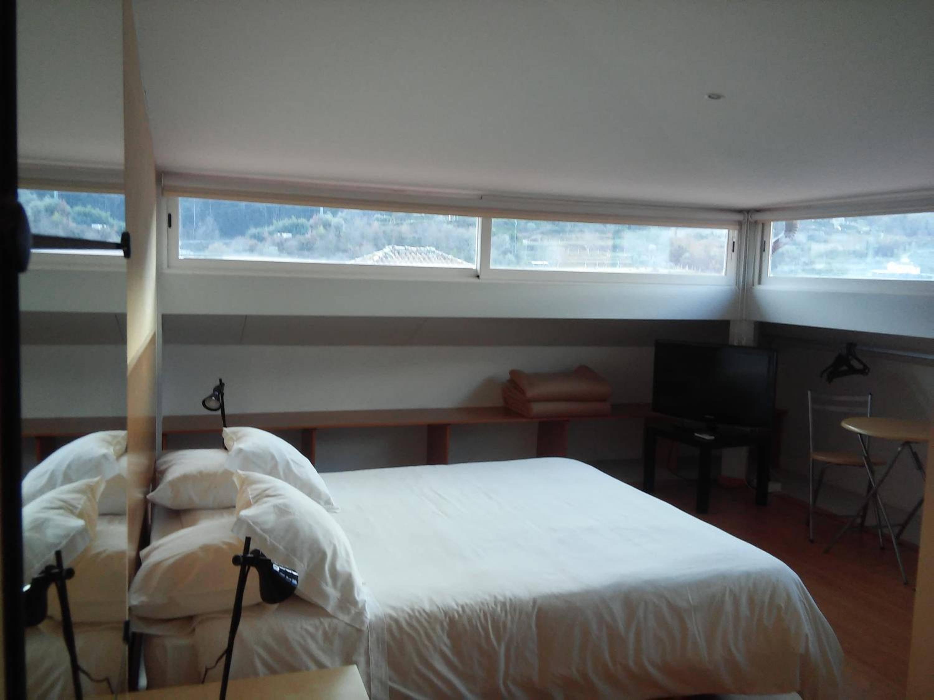 Double Room with Private Bathroom - Photo 18