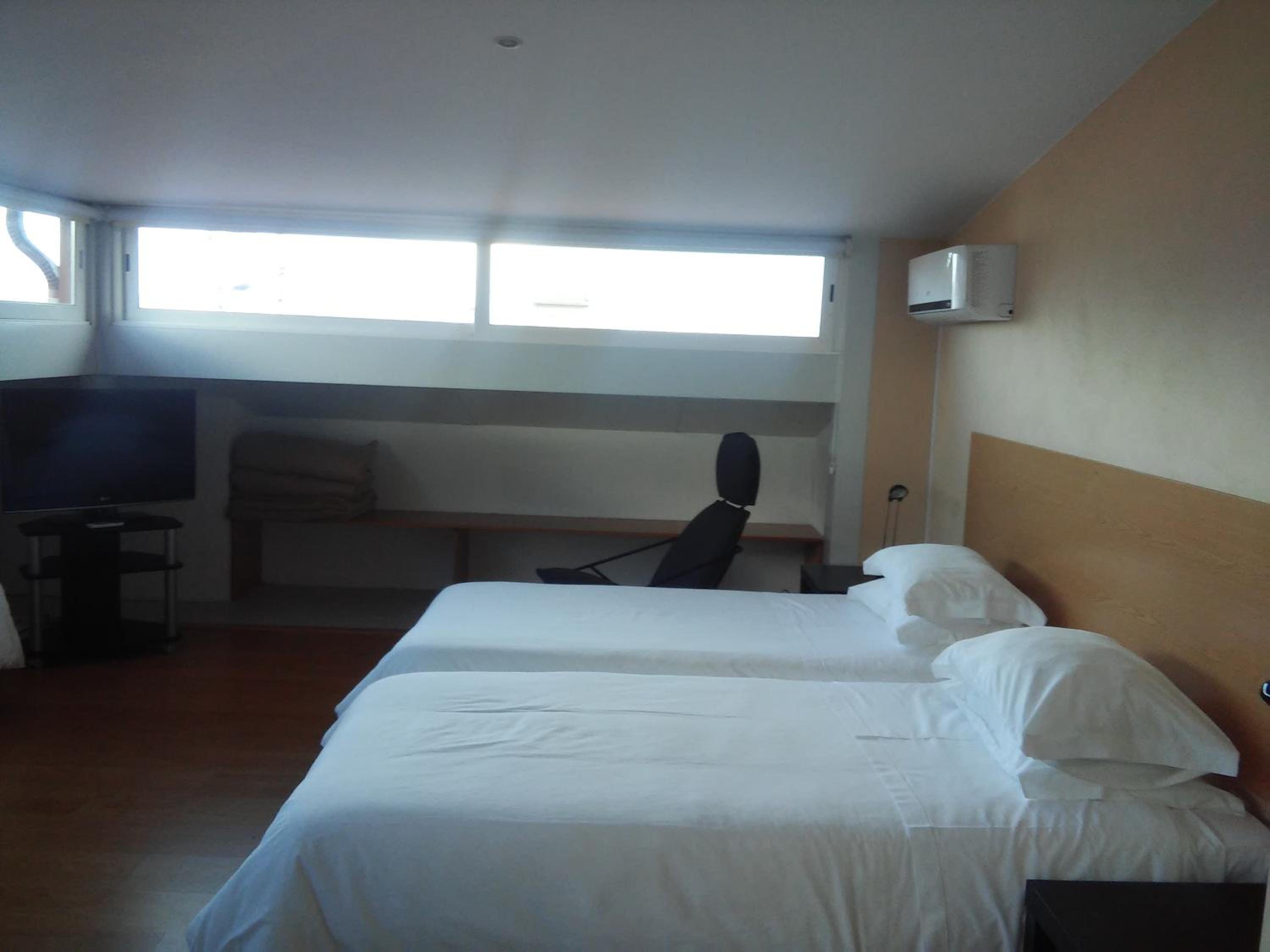 Double or Twin Room with City View - Photo 2