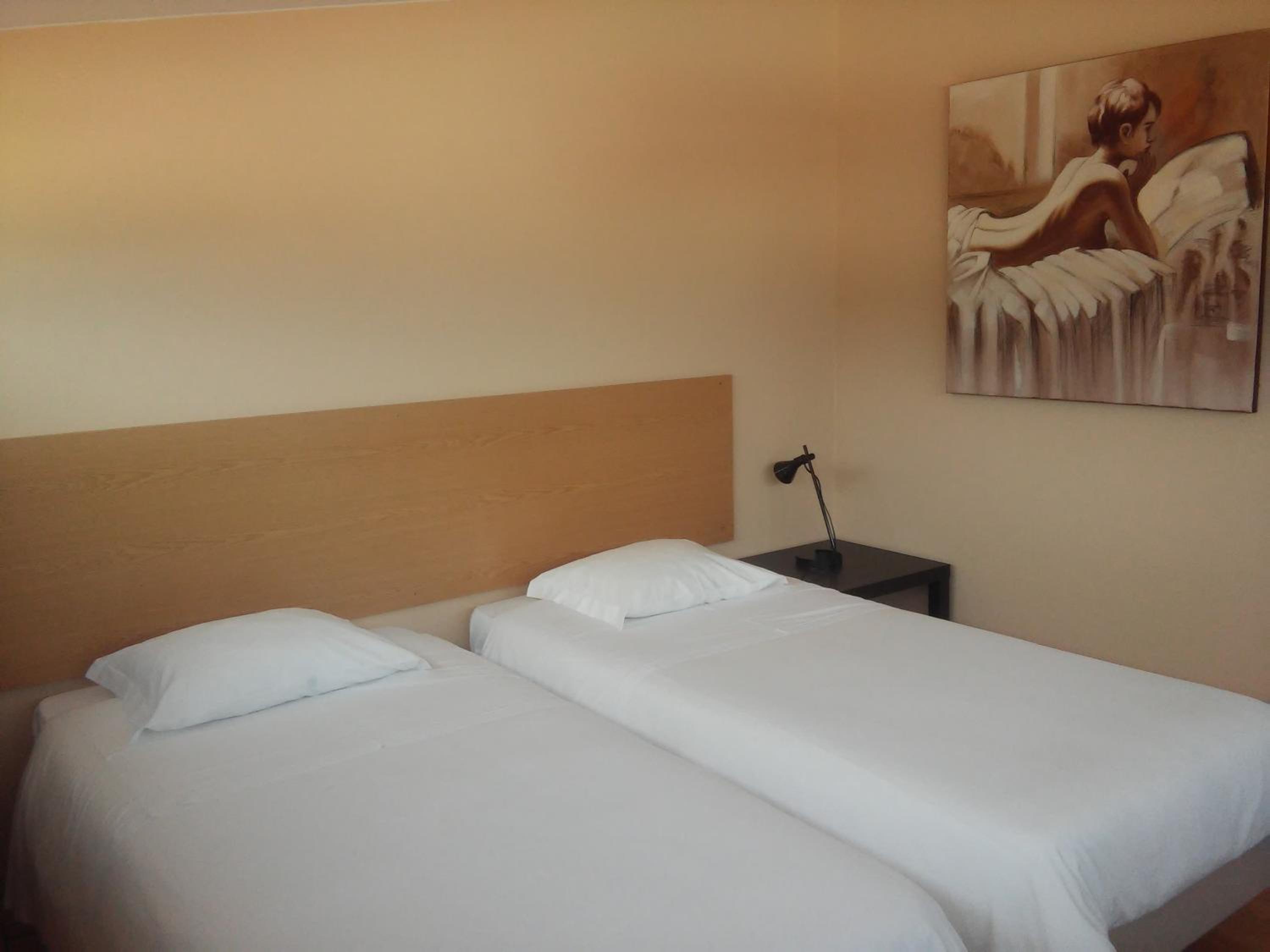 Double or Twin Room with City View - Photo 17