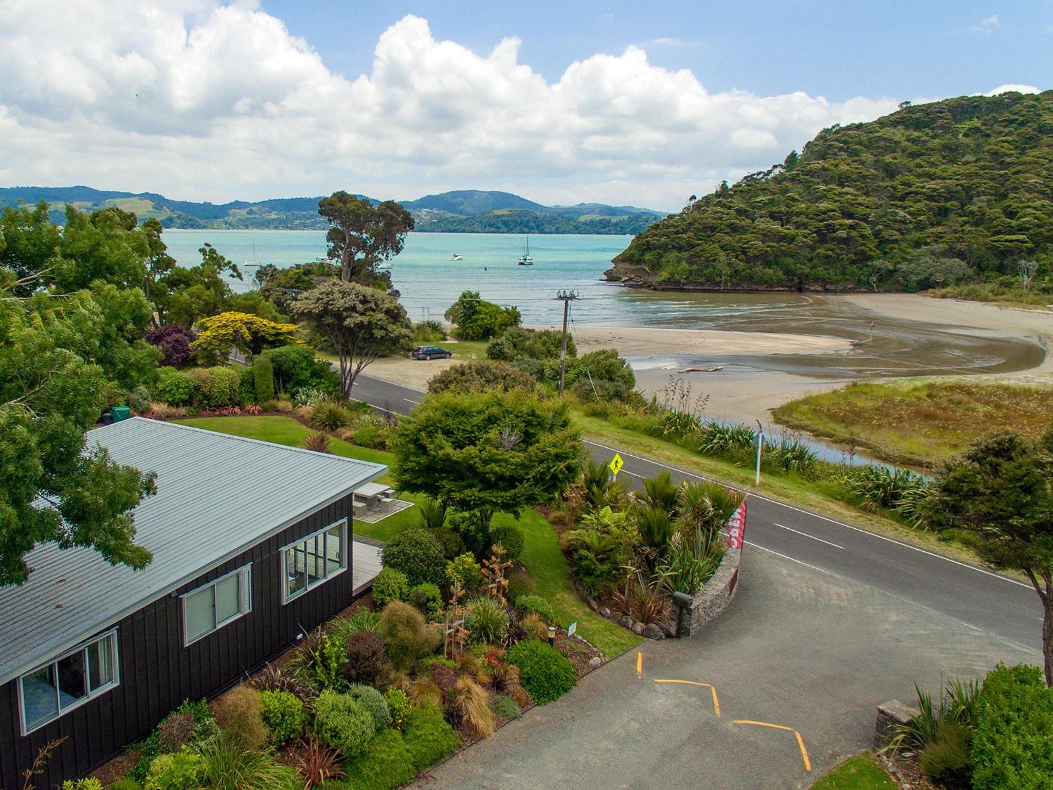 Three-Bedroom Holiday Home with Beach View photo 3